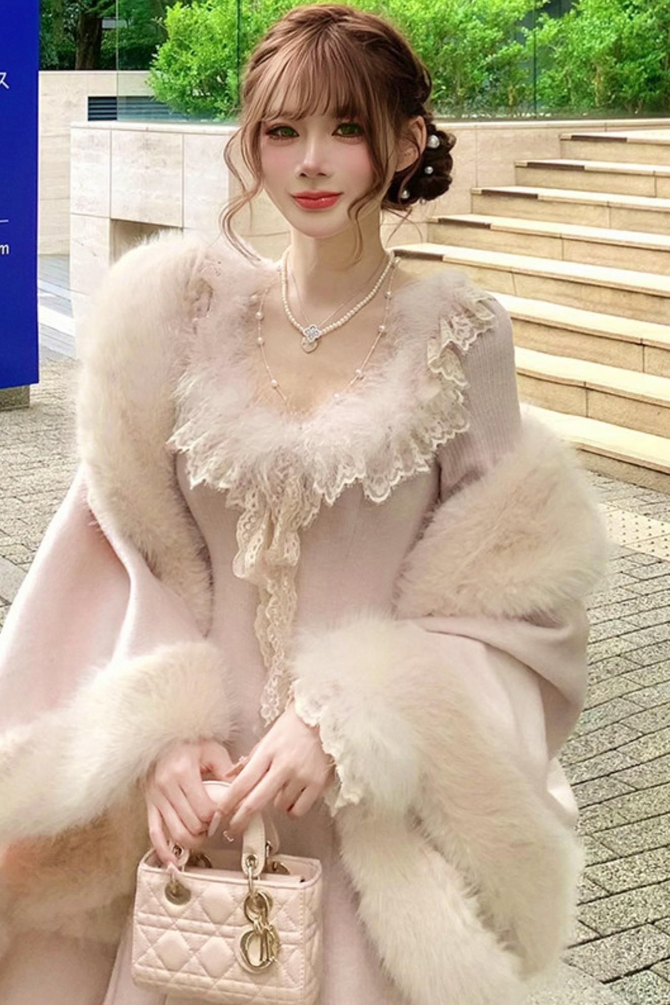 Heart pondering pearl necklace