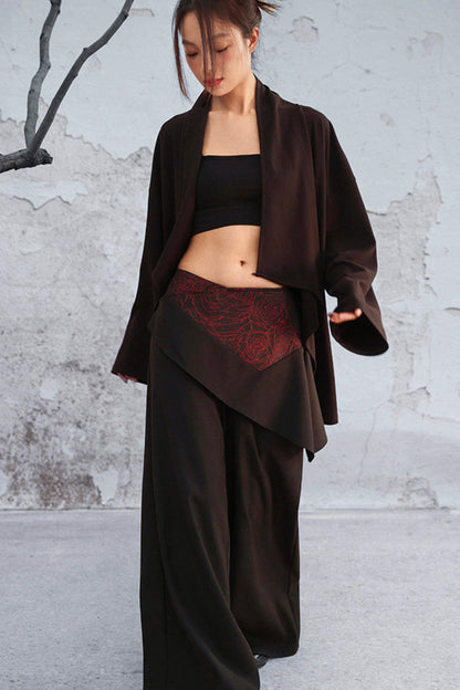 Schwarze asymmetrische Lagenhose mit dunklem Rosen-Jacquard und weitem Bein