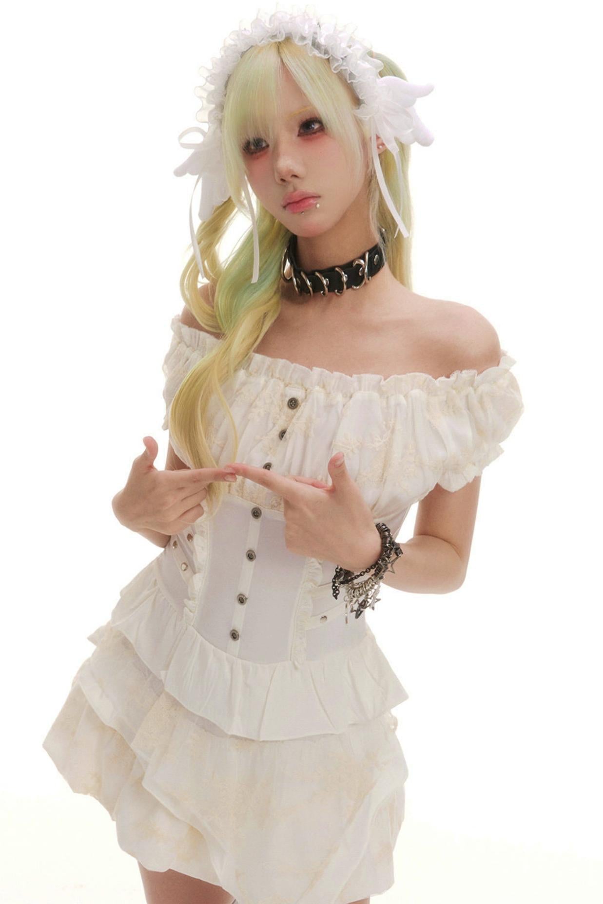 Feenhaftes weißes Puppenkleid