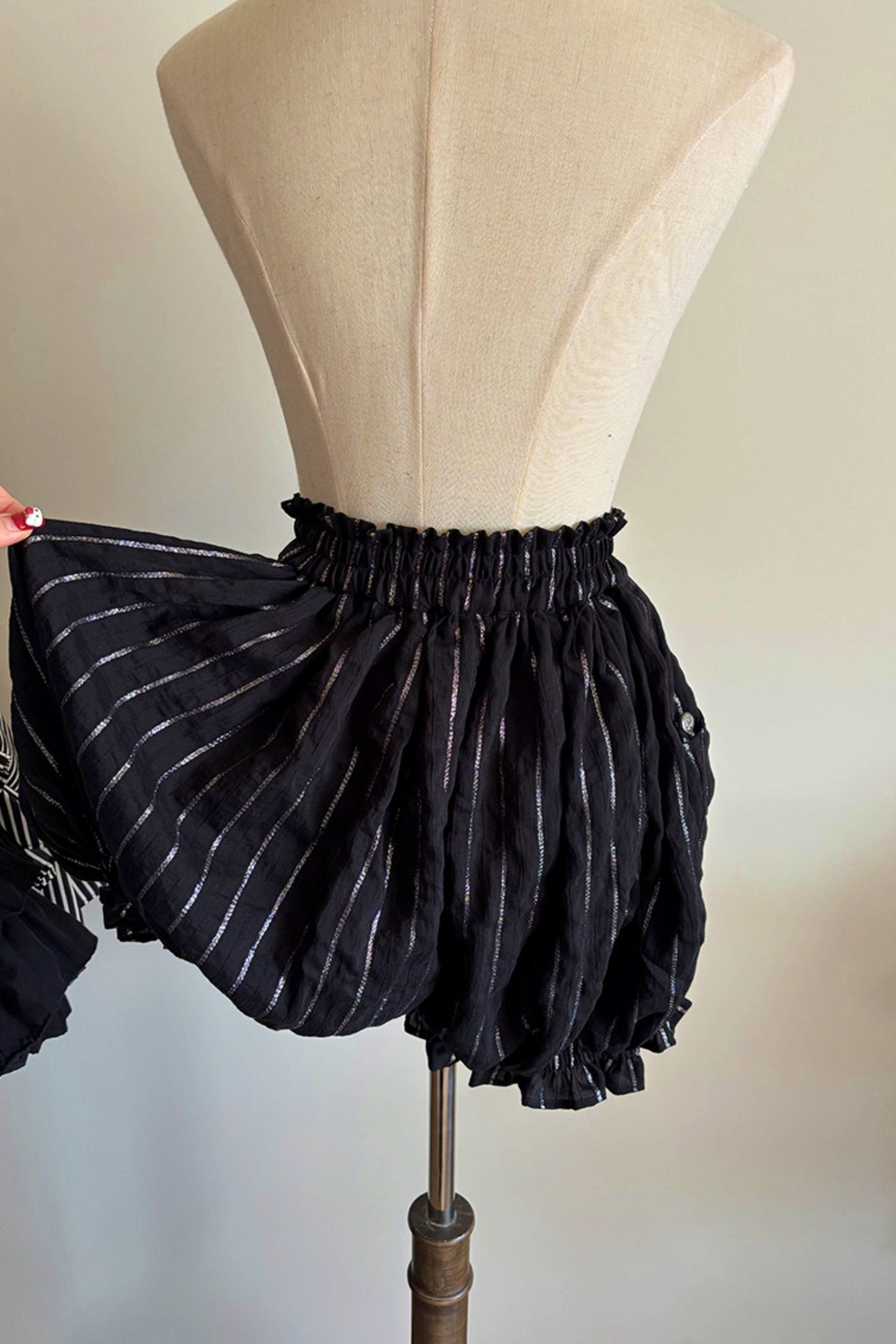 Pantalón Pumpkin Negro con Rayas Plateadas