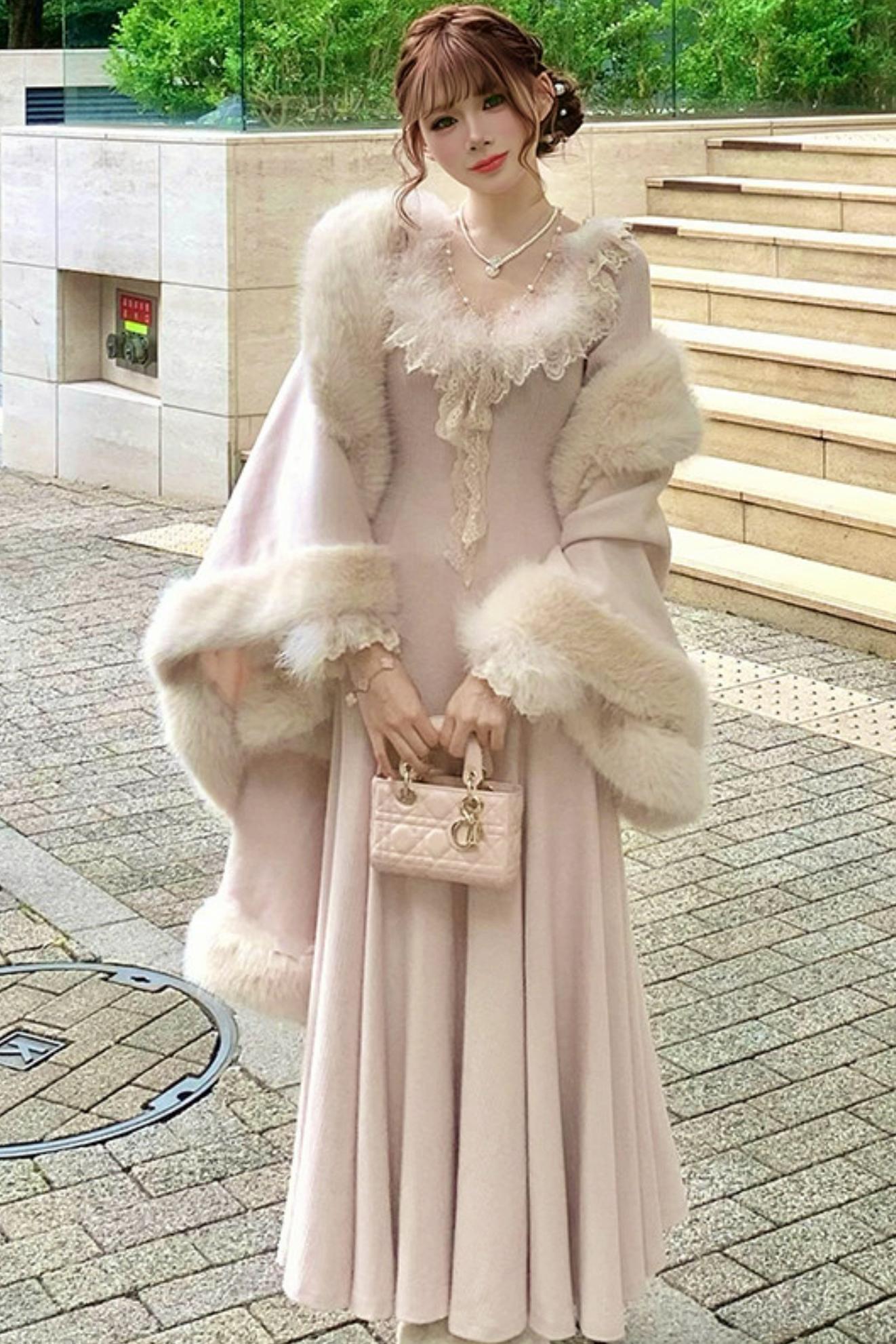 Heart pondering pearl necklace