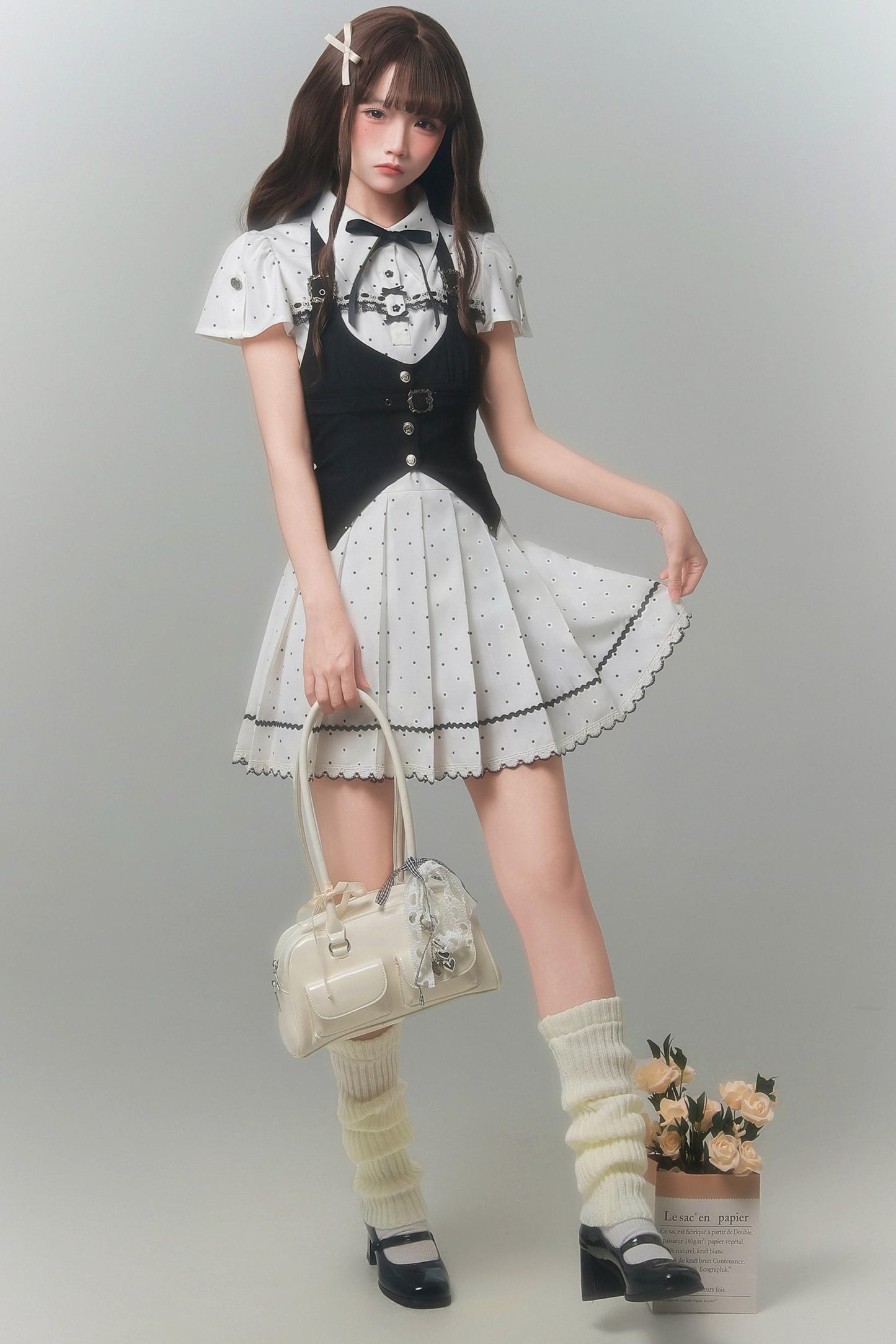 Vestido estilo muñeca monocromático de lunares + chaleco
