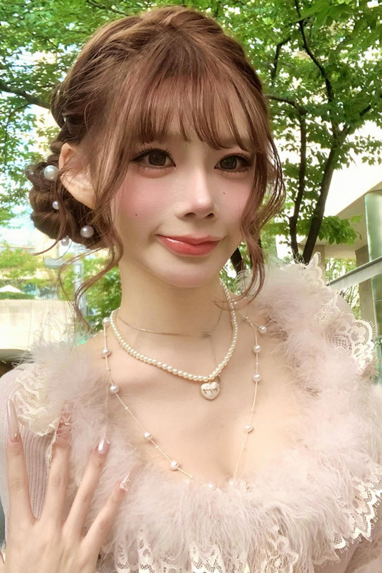 Heart pondering pearl necklace