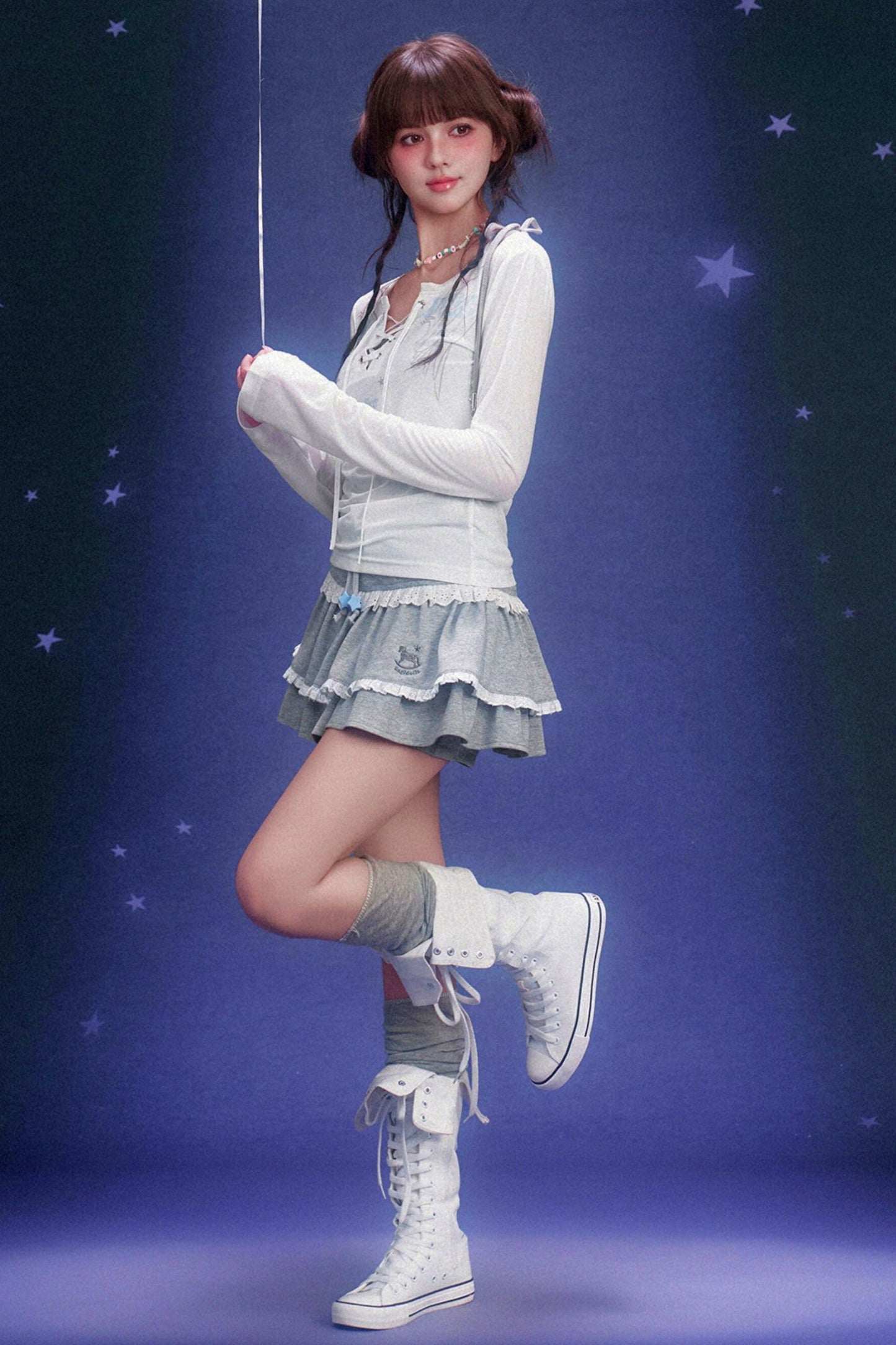 Grauer Rock mit Pferde-Stickerei