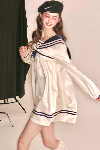 Abito babydoll da marinaio in satin dal gusto marinaro