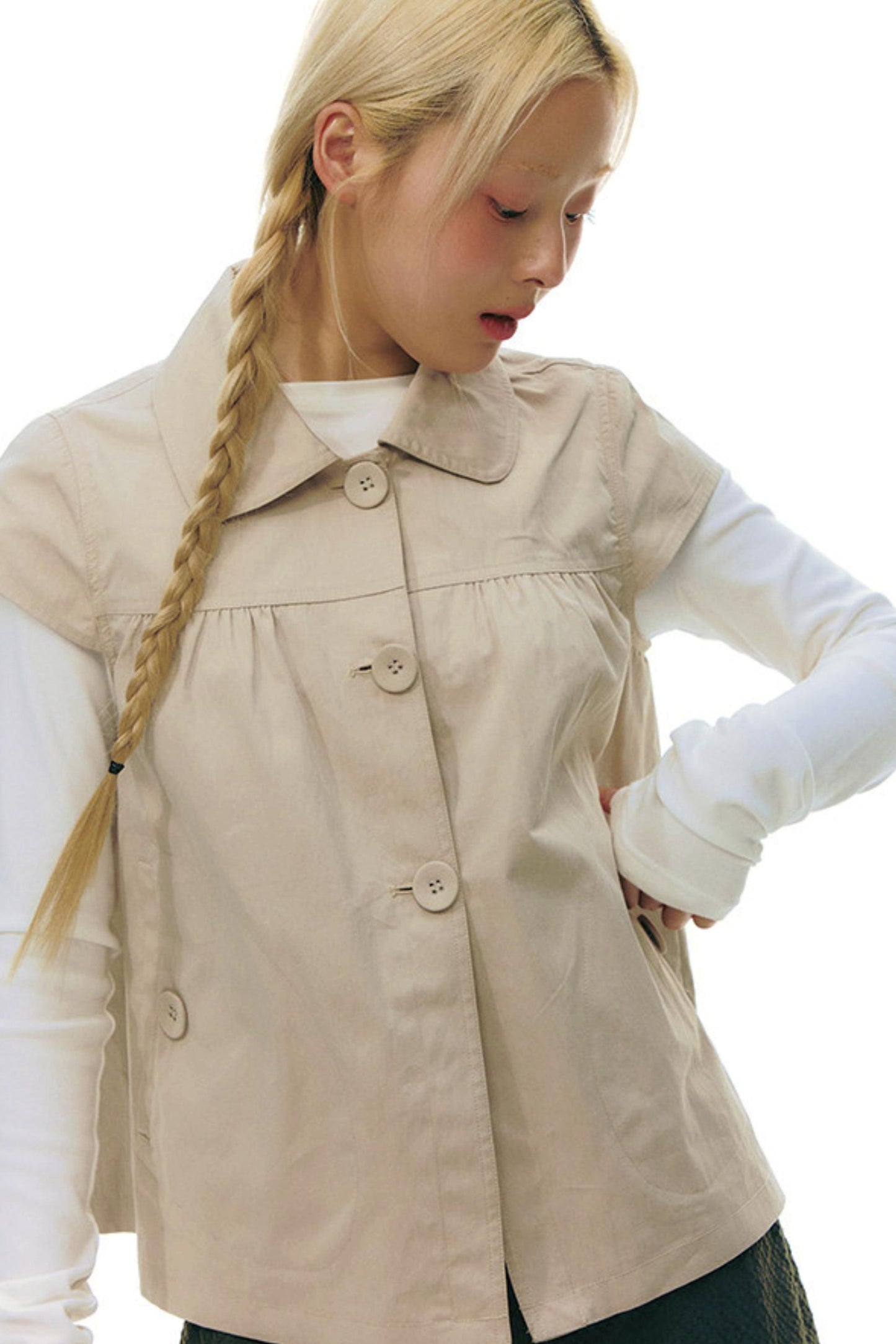 Top con colletto da bambola e maniche a volant