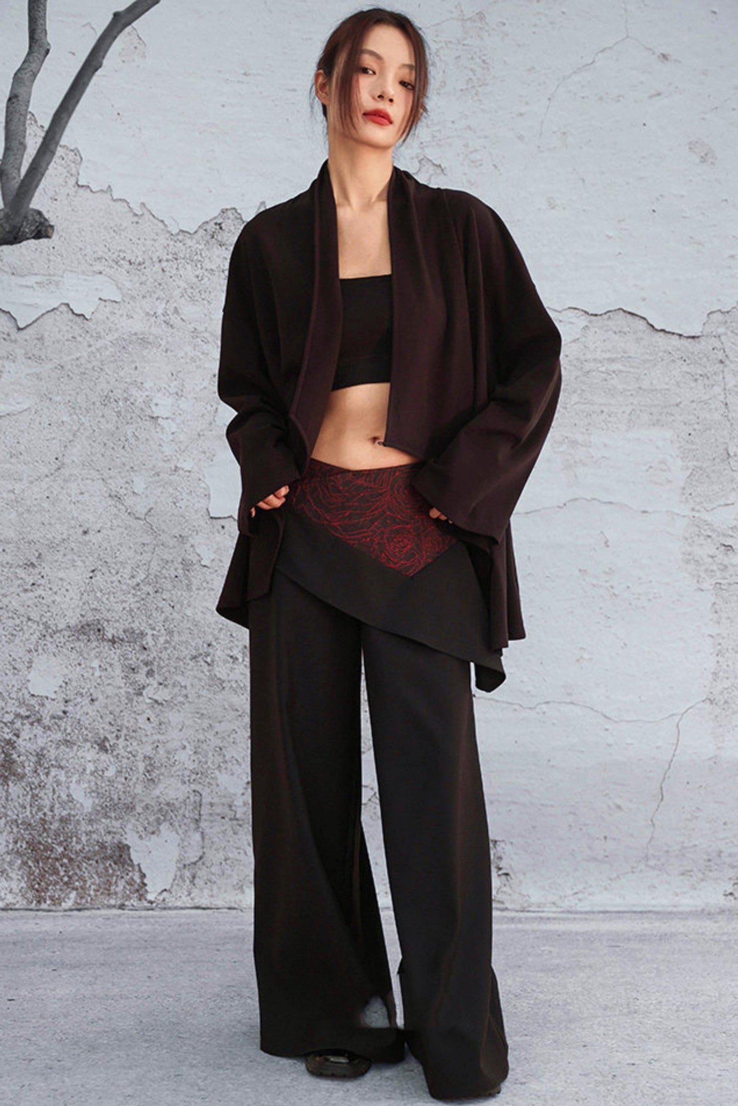 Schwarze asymmetrische Lagenhose mit dunklem Rosen-Jacquard und weitem Bein