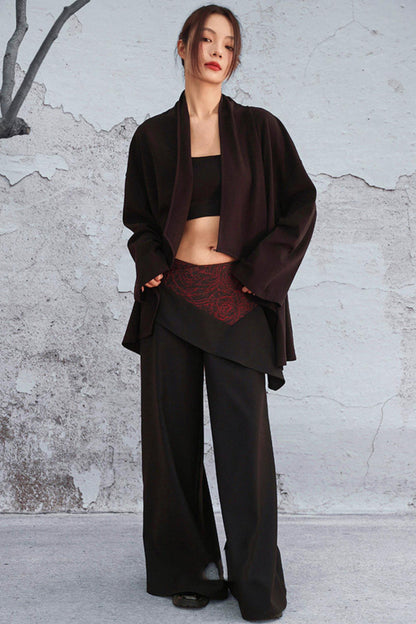 Schwarze asymmetrische Lagenhose mit dunklem Rosen-Jacquard und weitem Bein