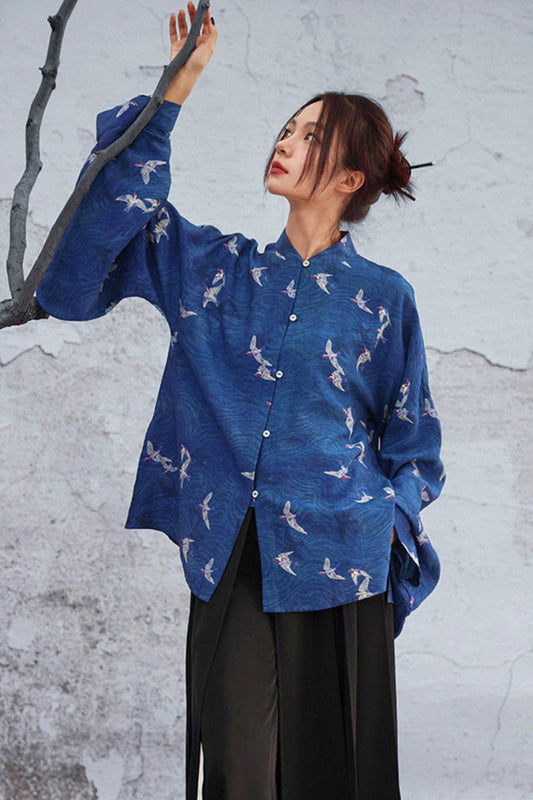 Chemise bleu foncé à col montant avec motif oiseau rétro