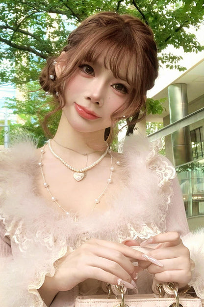 Heart pondering pearl necklace