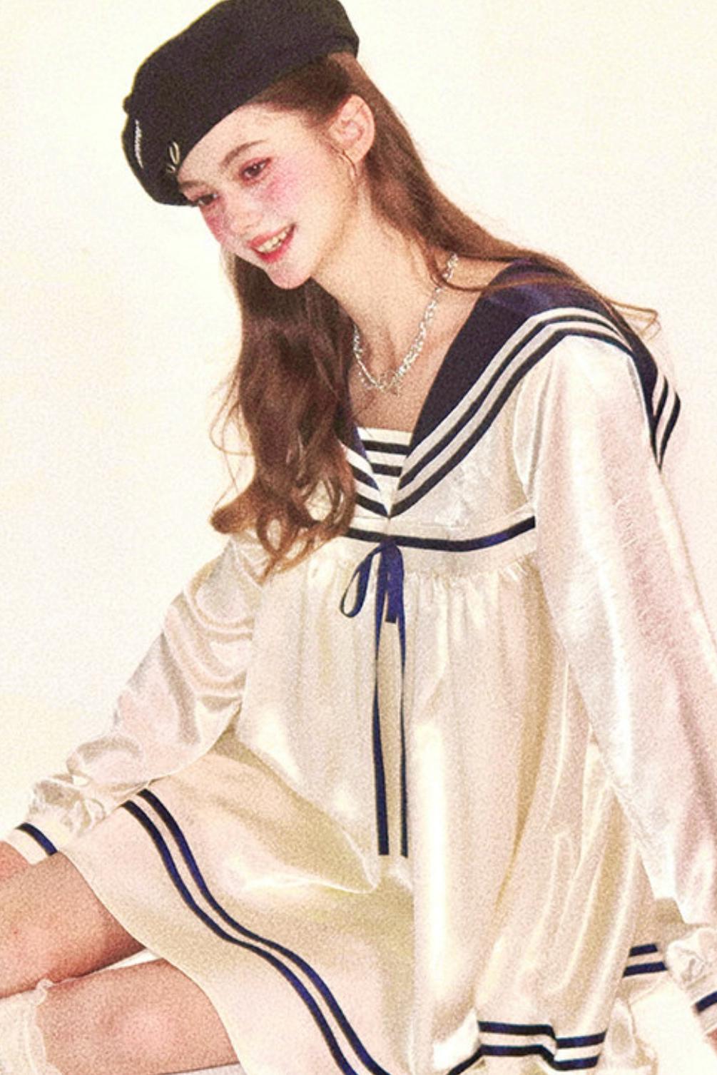 Abito babydoll da marinaio in satin dal gusto marinaro