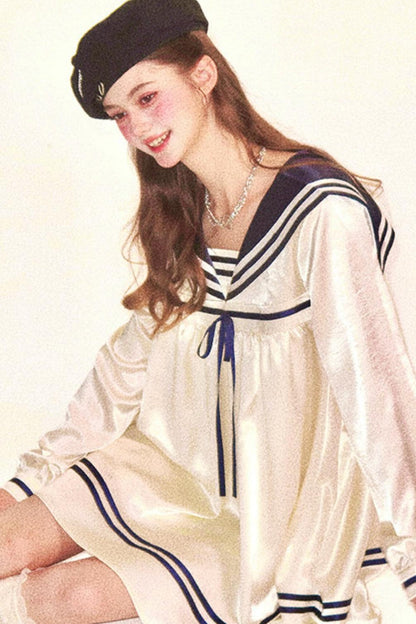 Abito babydoll da marinaio in satin dal gusto marinaro