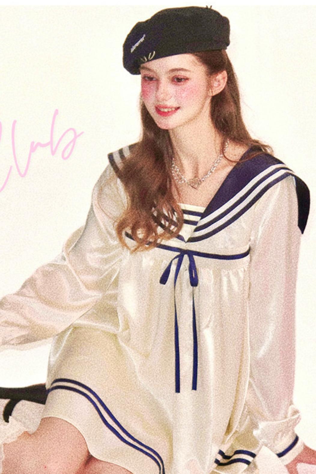 Abito babydoll da marinaio in satin dal gusto marinaro