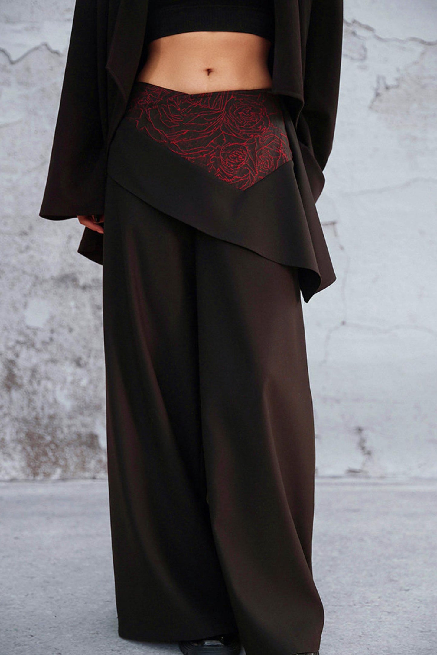 Schwarze asymmetrische Lagenhose mit dunklem Rosen-Jacquard und weitem Bein