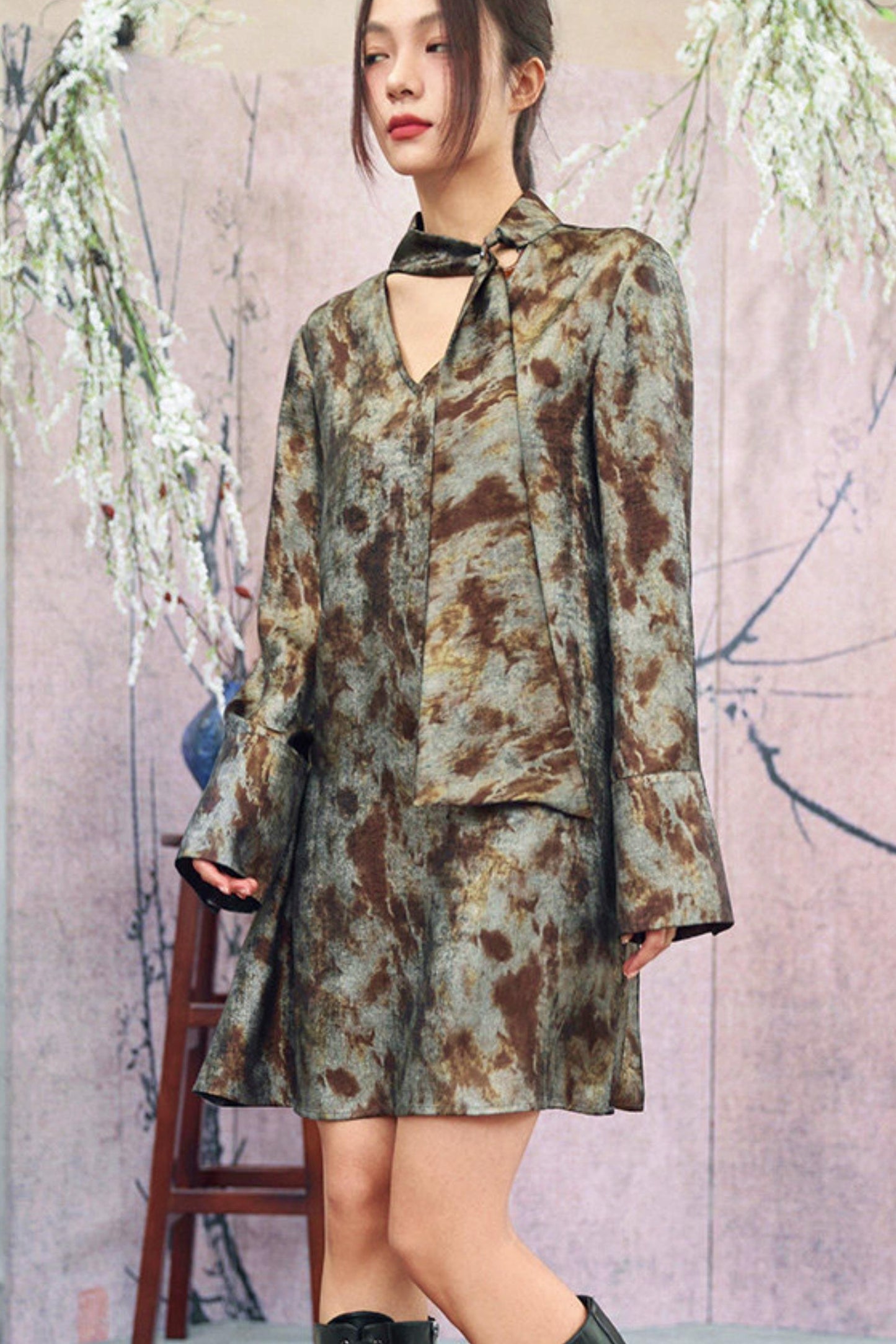 Silbergrau-Metallic-Satinbluse