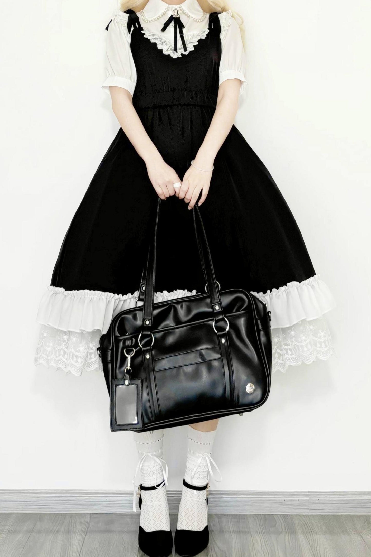 Monochromer Doll-Lolita-Jumperrock + Hemd mit Fliege