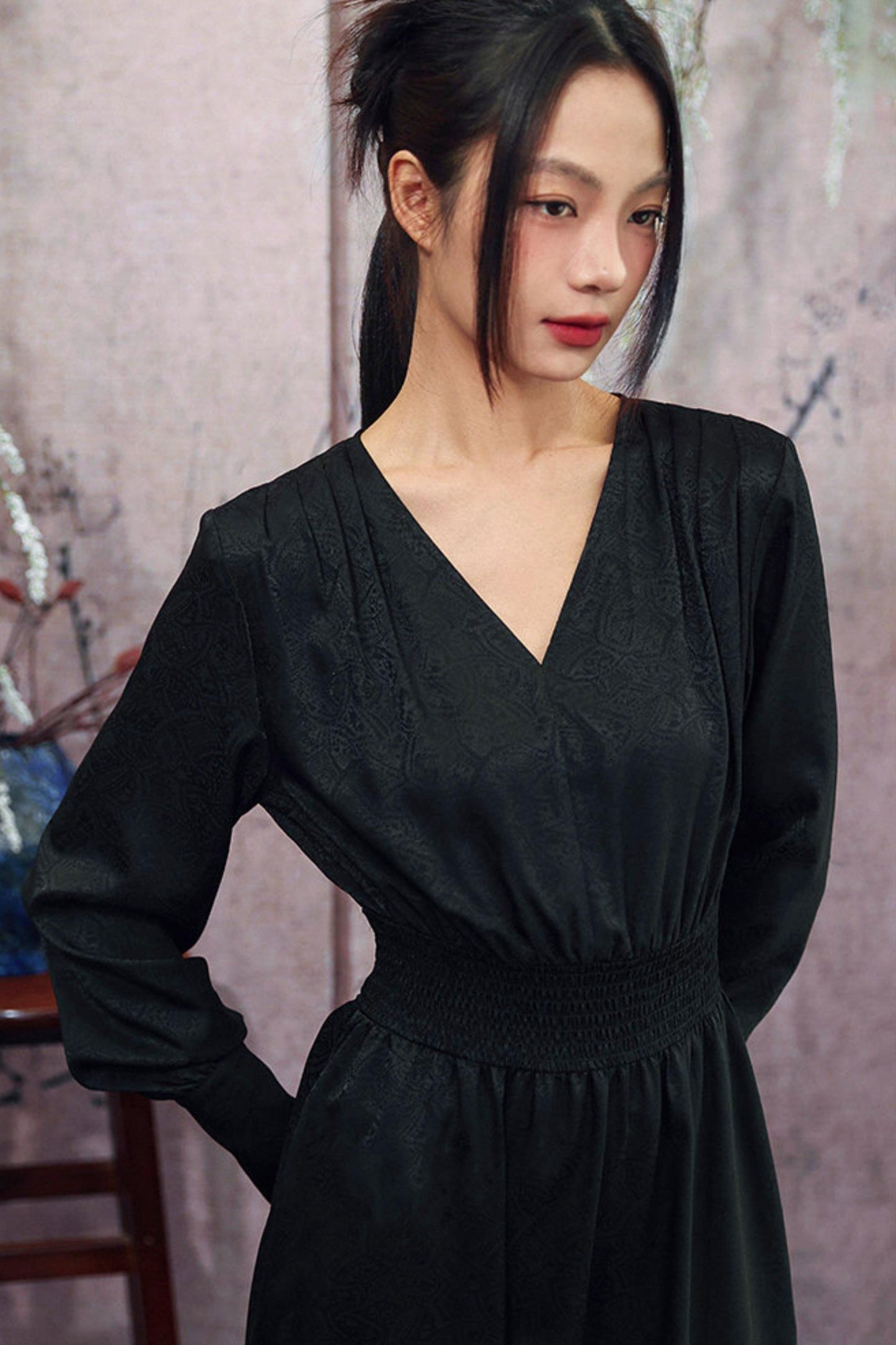 블랙 다크 자카드 와이드 가죽 벨트 V넥 드레스