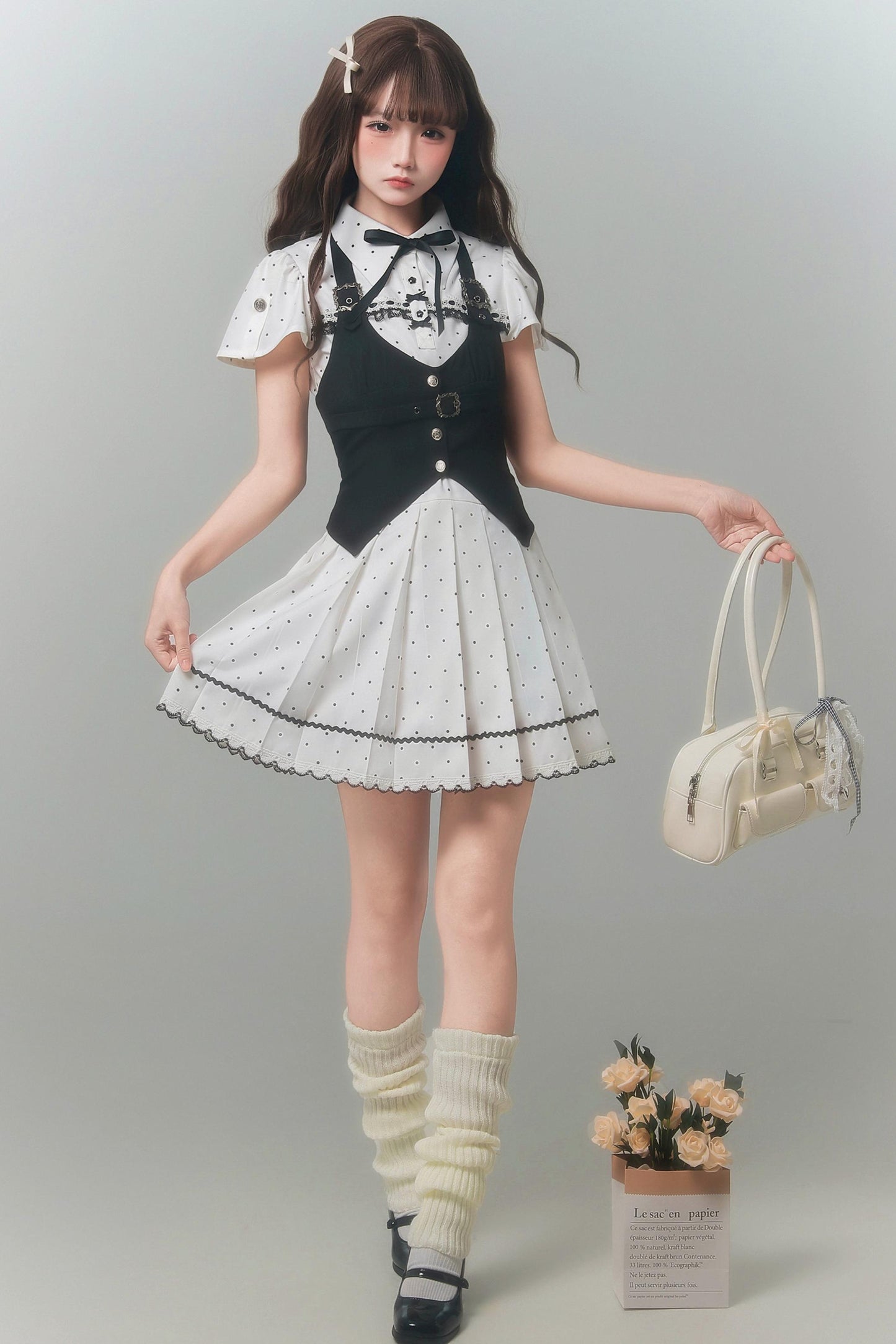 Vestido estilo muñeca monocromático de lunares + chaleco