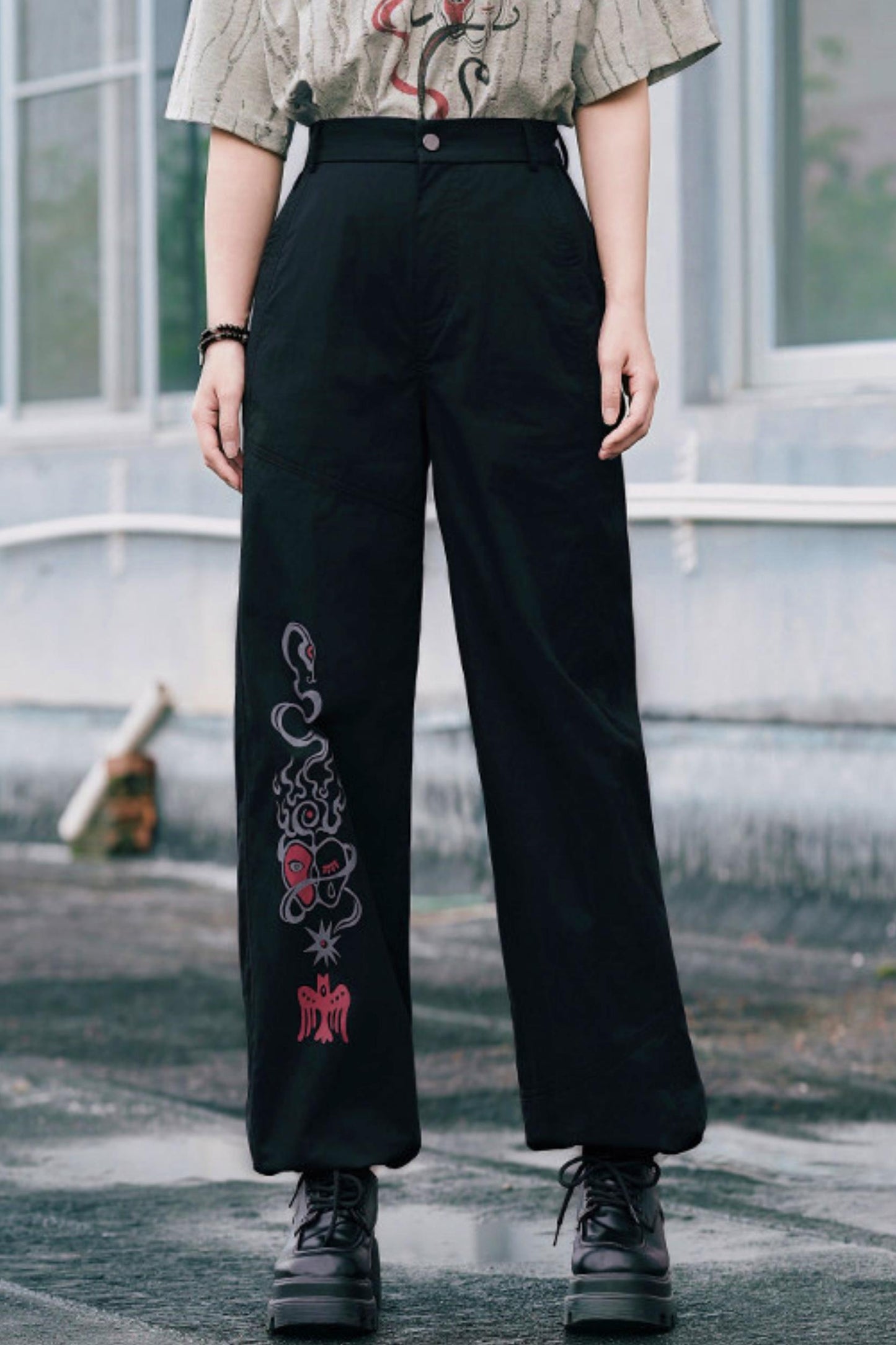 Schwarze Hose mit Schlangen- und China-Stickerei