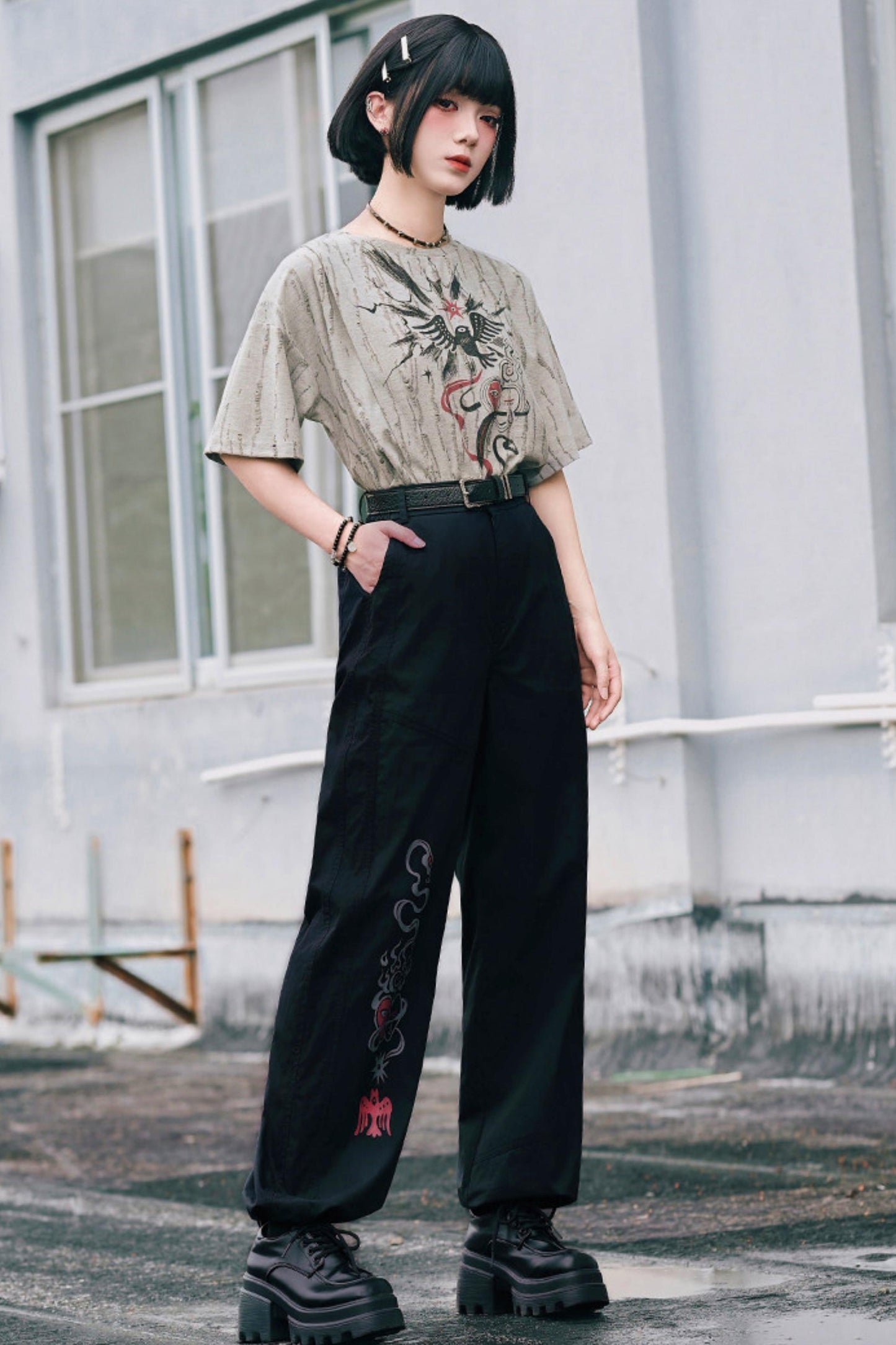 Schwarze Hose mit Schlangen- und China-Stickerei