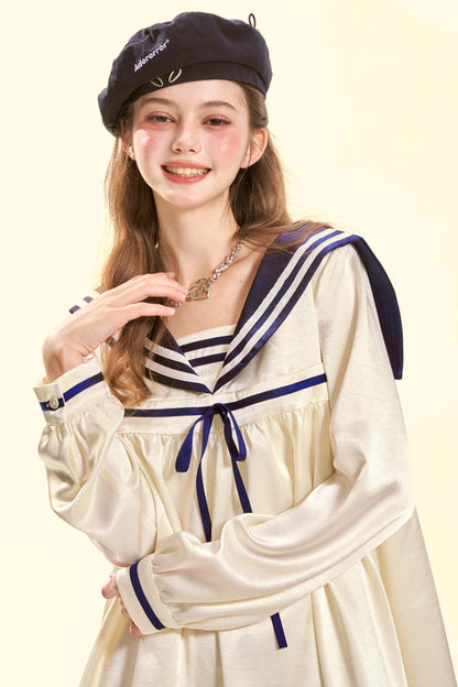 Abito babydoll da marinaio in satin dal gusto marinaro
