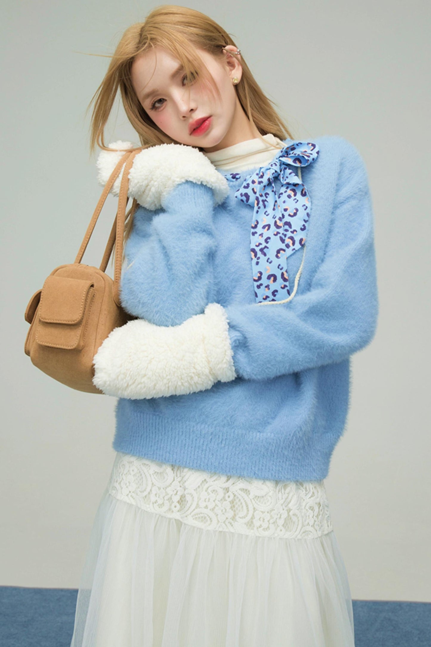スノーイーブルーレオパードフォーファースウェーター