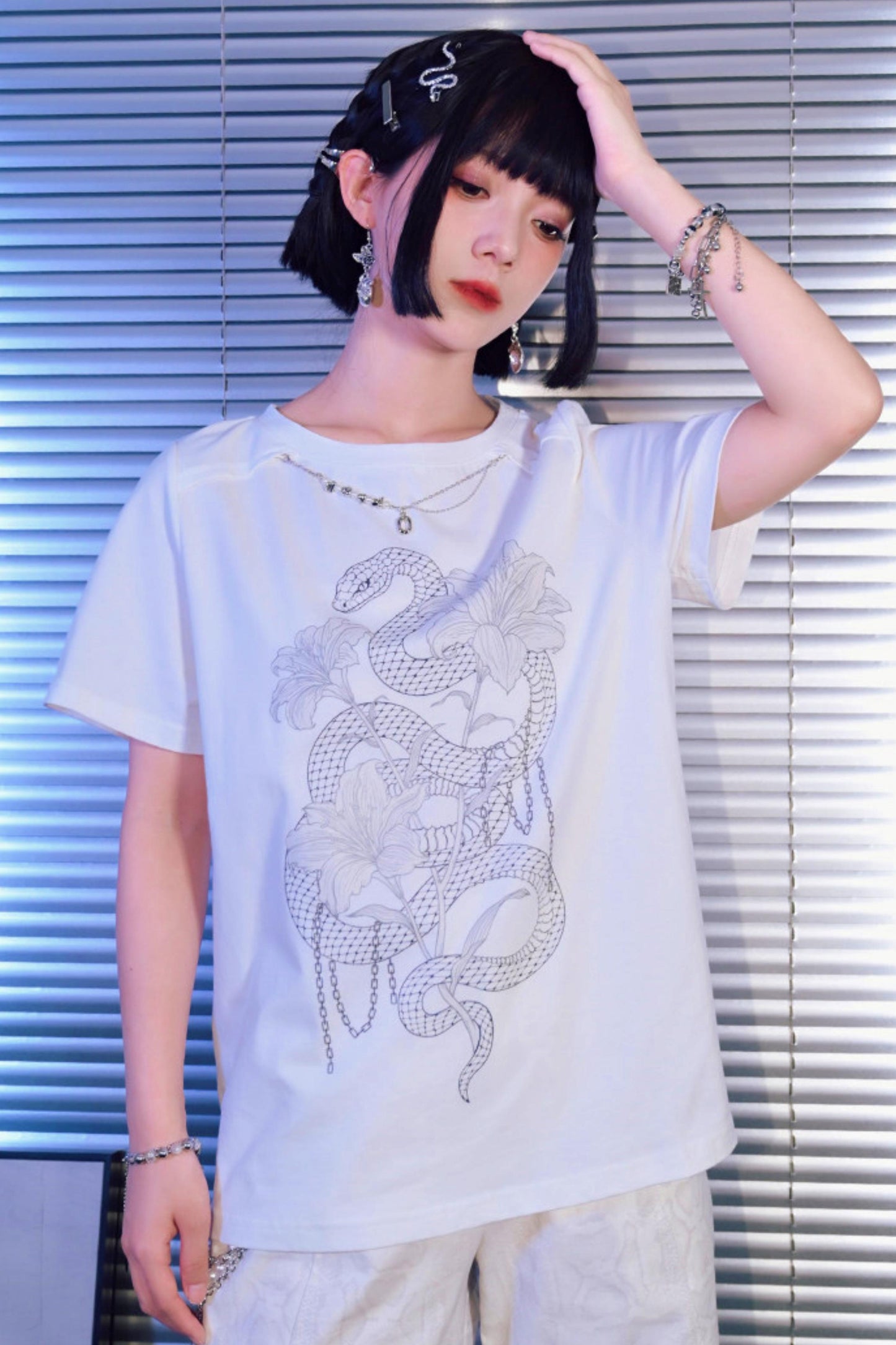 ダークスネークリリーチェーングラフィックTシャツ