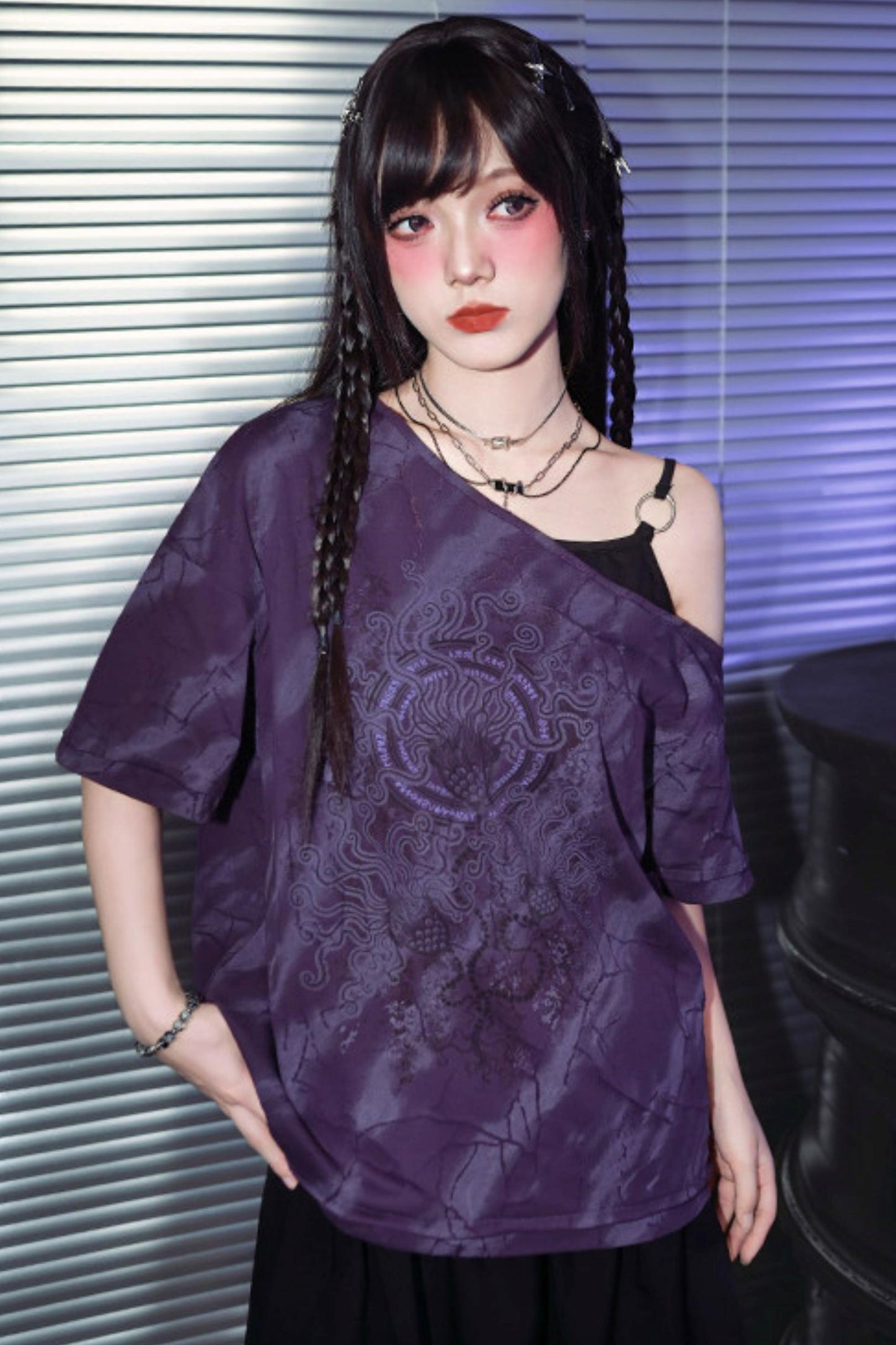 Lila dunkles Ein-Schulter-T-Shirt im Dekadenz-Look