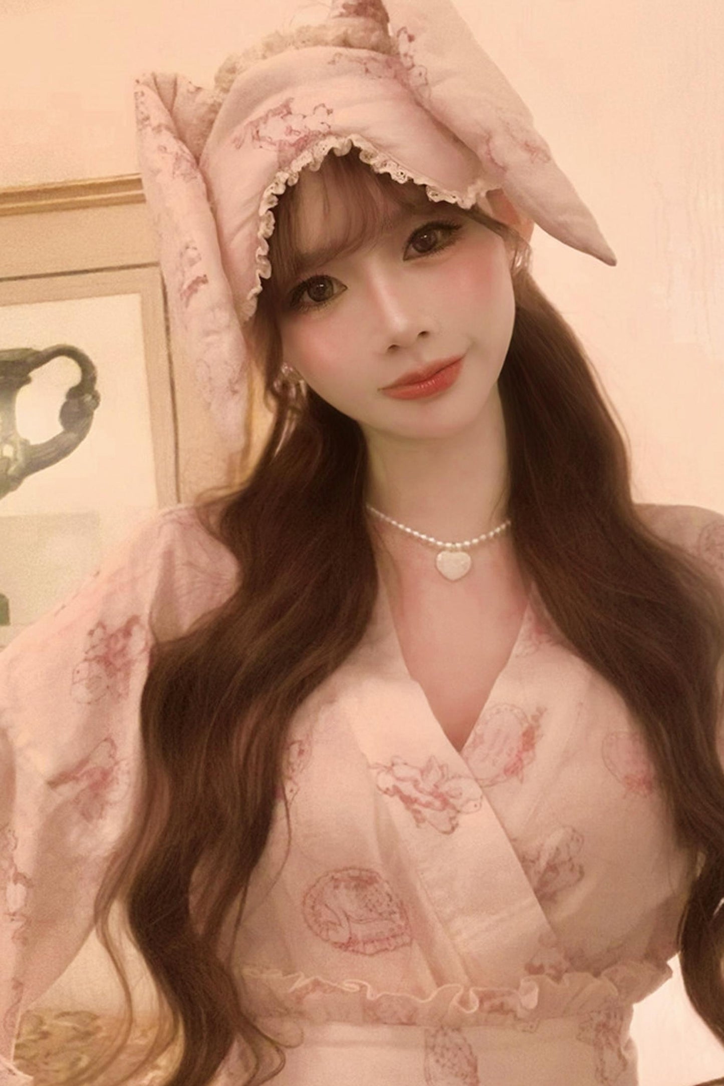 Heart pondering pearl necklace