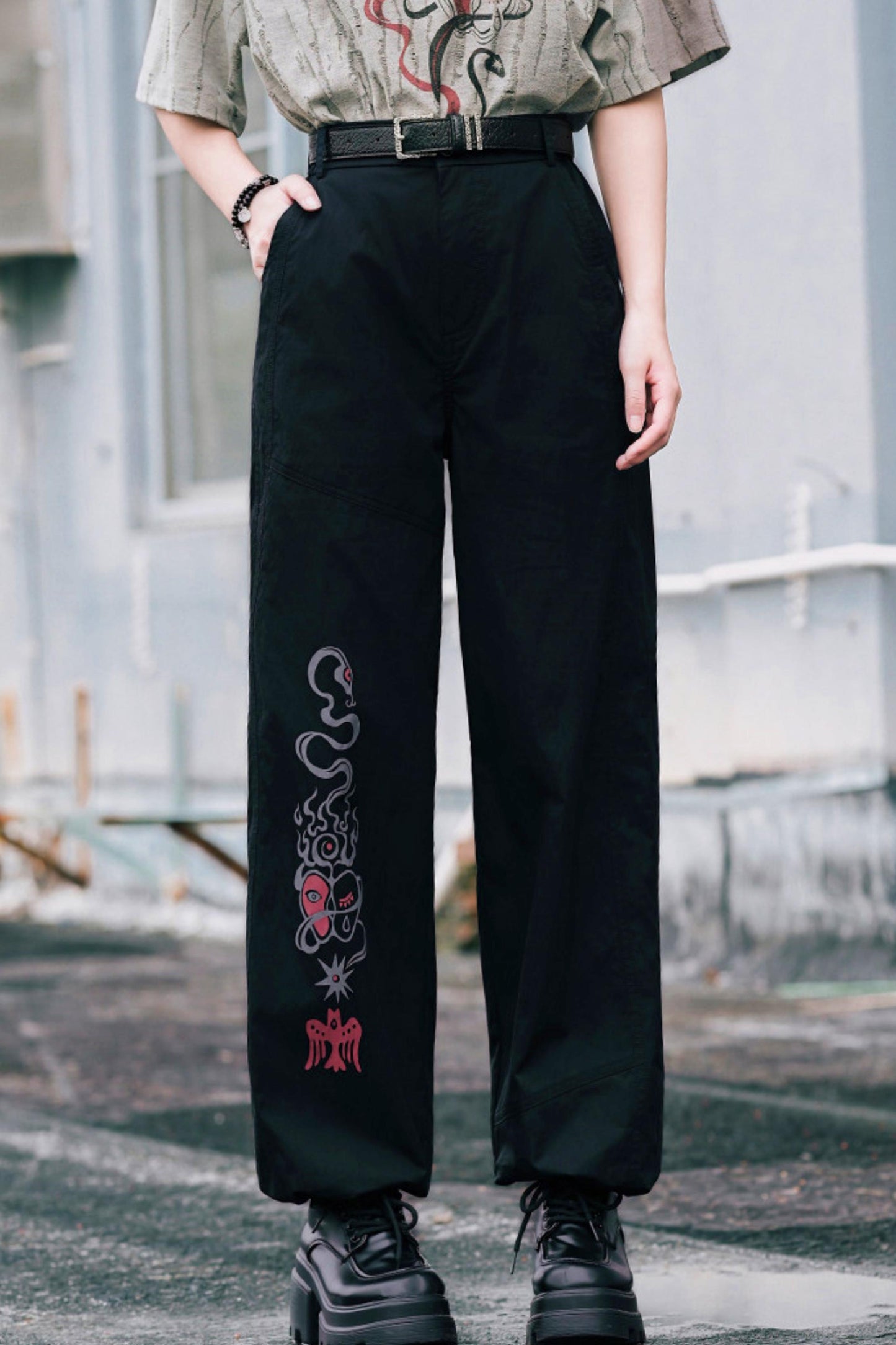 Schwarze Hose mit Schlangen- und China-Stickerei