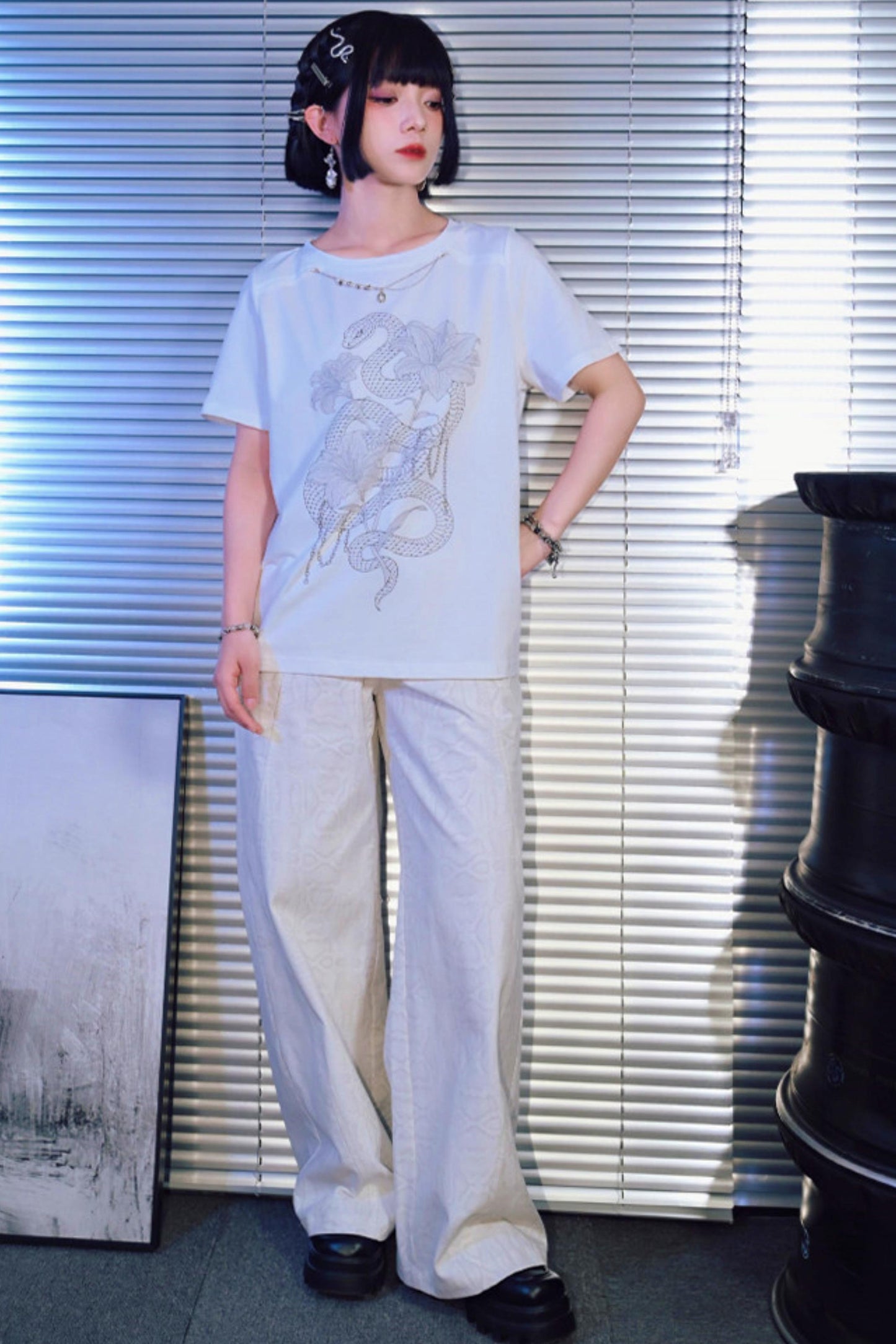 ダークスネークリリーチェーングラフィックTシャツ