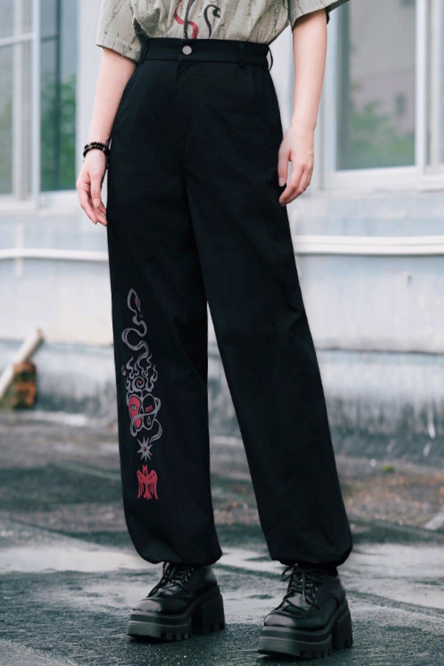 Schwarze Hose mit Schlangen- und China-Stickerei
