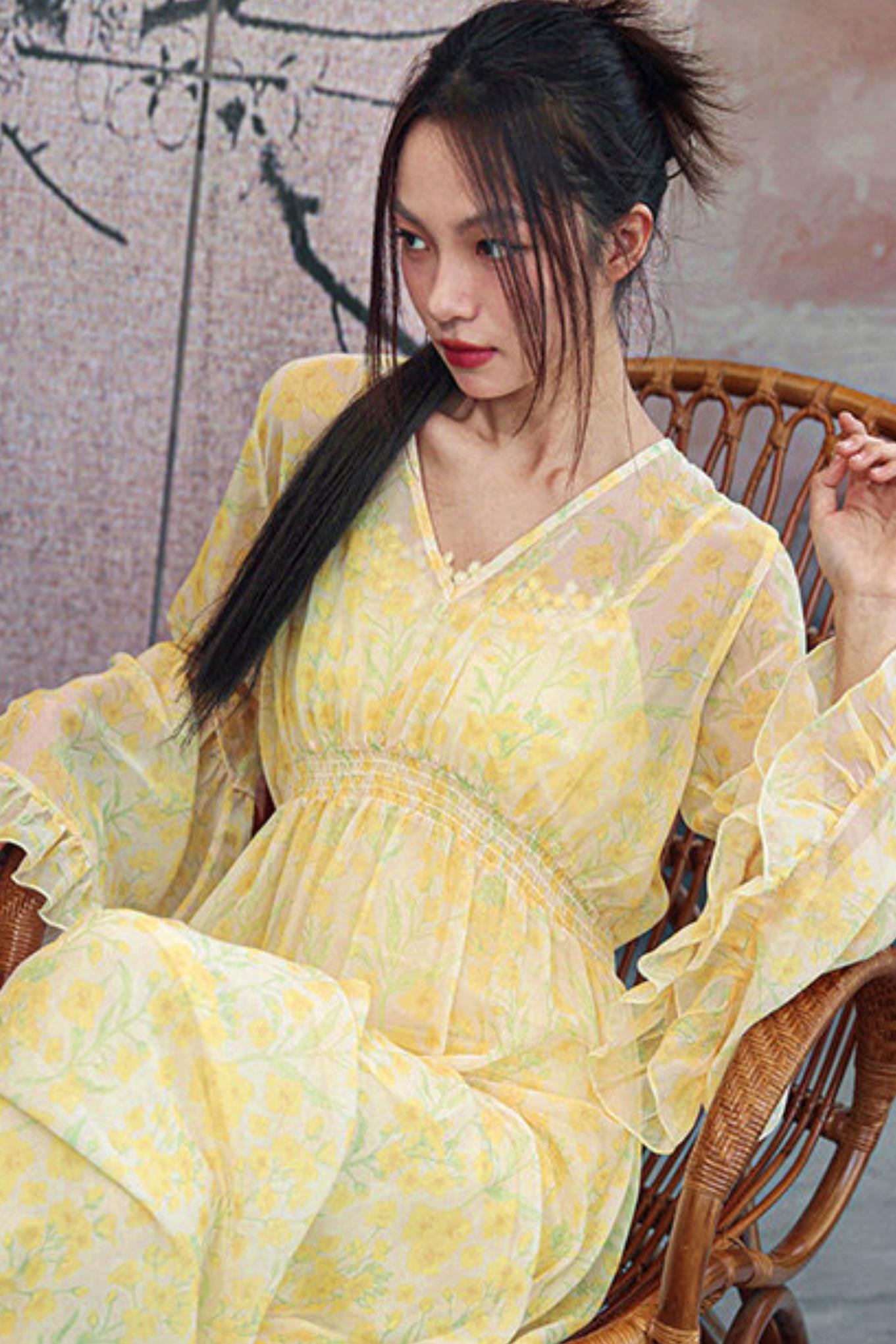 Vestido de gasa amarillo con flores