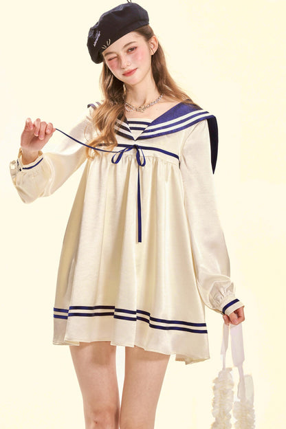 Abito babydoll da marinaio in satin dal gusto marinaro