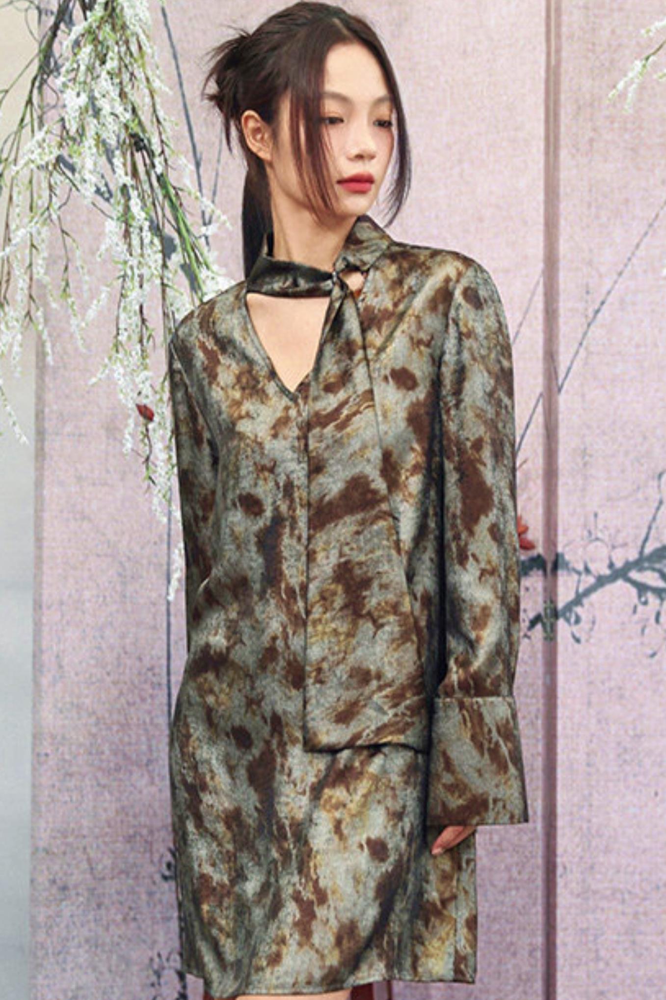 Silbergrau-Metallic-Satinbluse