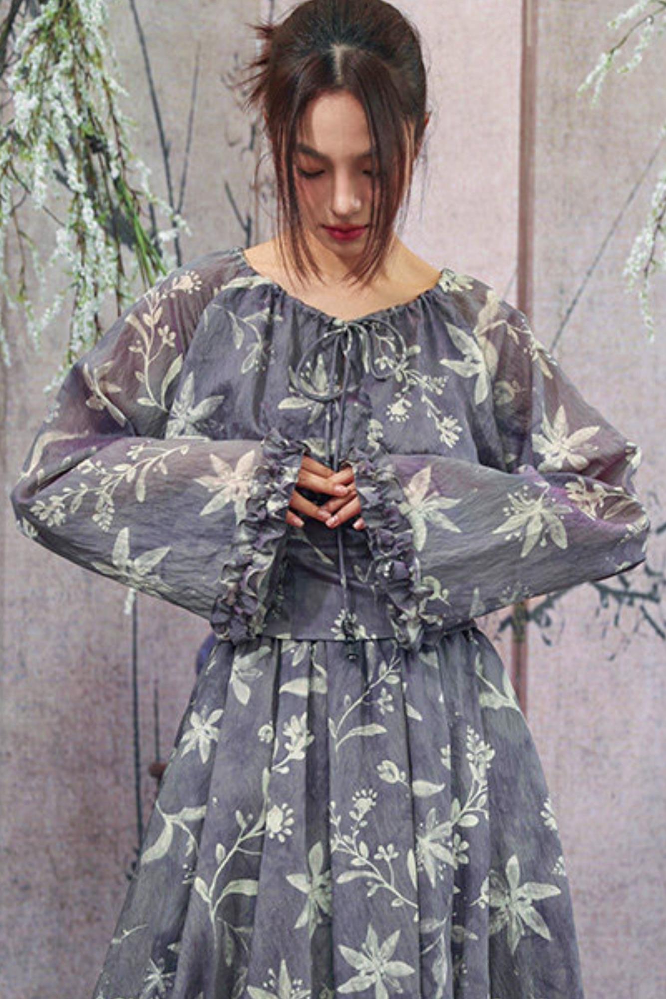 Top floral gris púrpura brumoso + falda