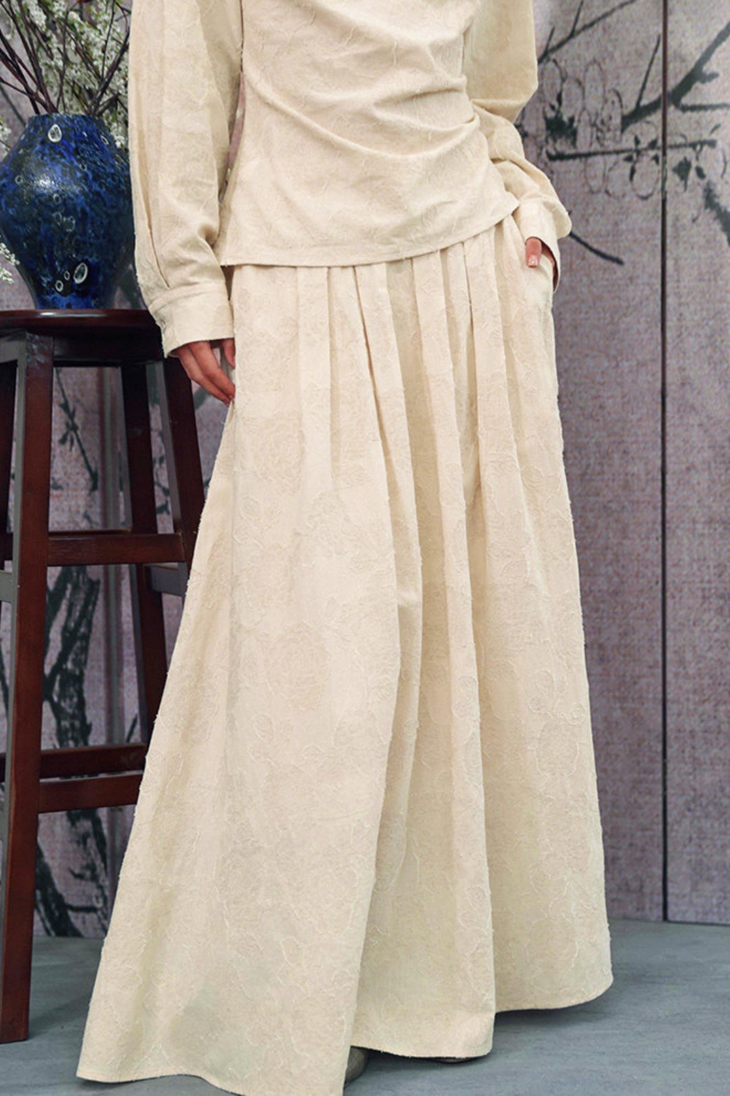 Ensemble élégant haut ample drapé en jacquard blanc cassé + jupe