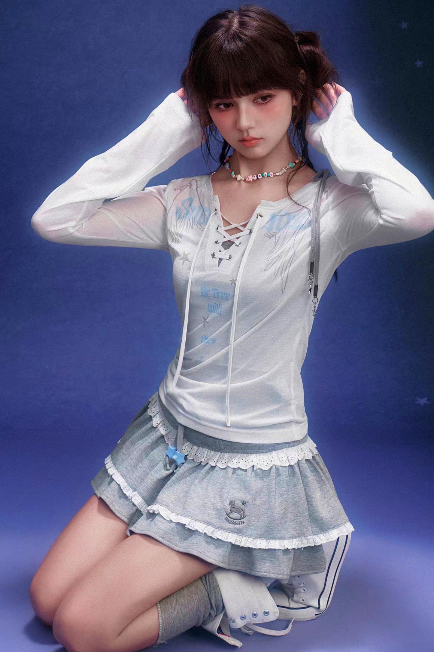 Grauer Rock mit Pferde-Stickerei