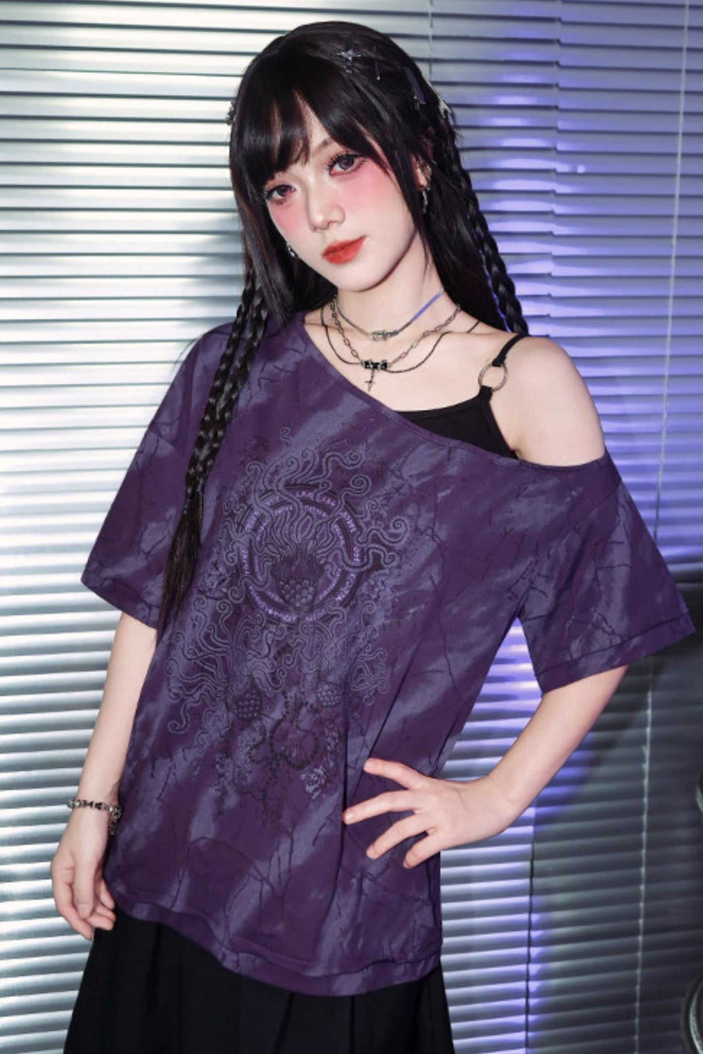 Lila dunkles Ein-Schulter-T-Shirt im Dekadenz-Look