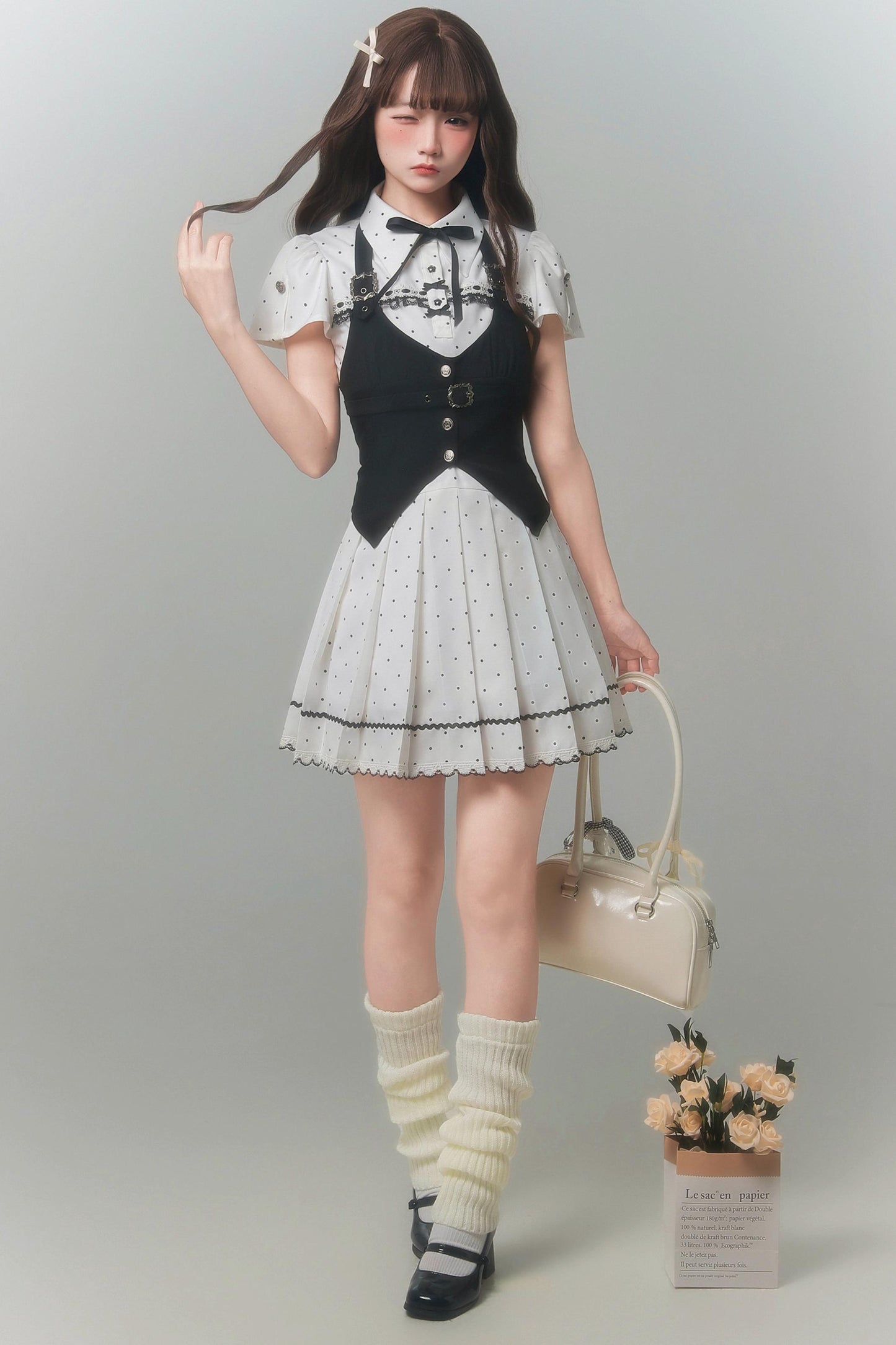 Vestido estilo muñeca monocromático de lunares + chaleco
