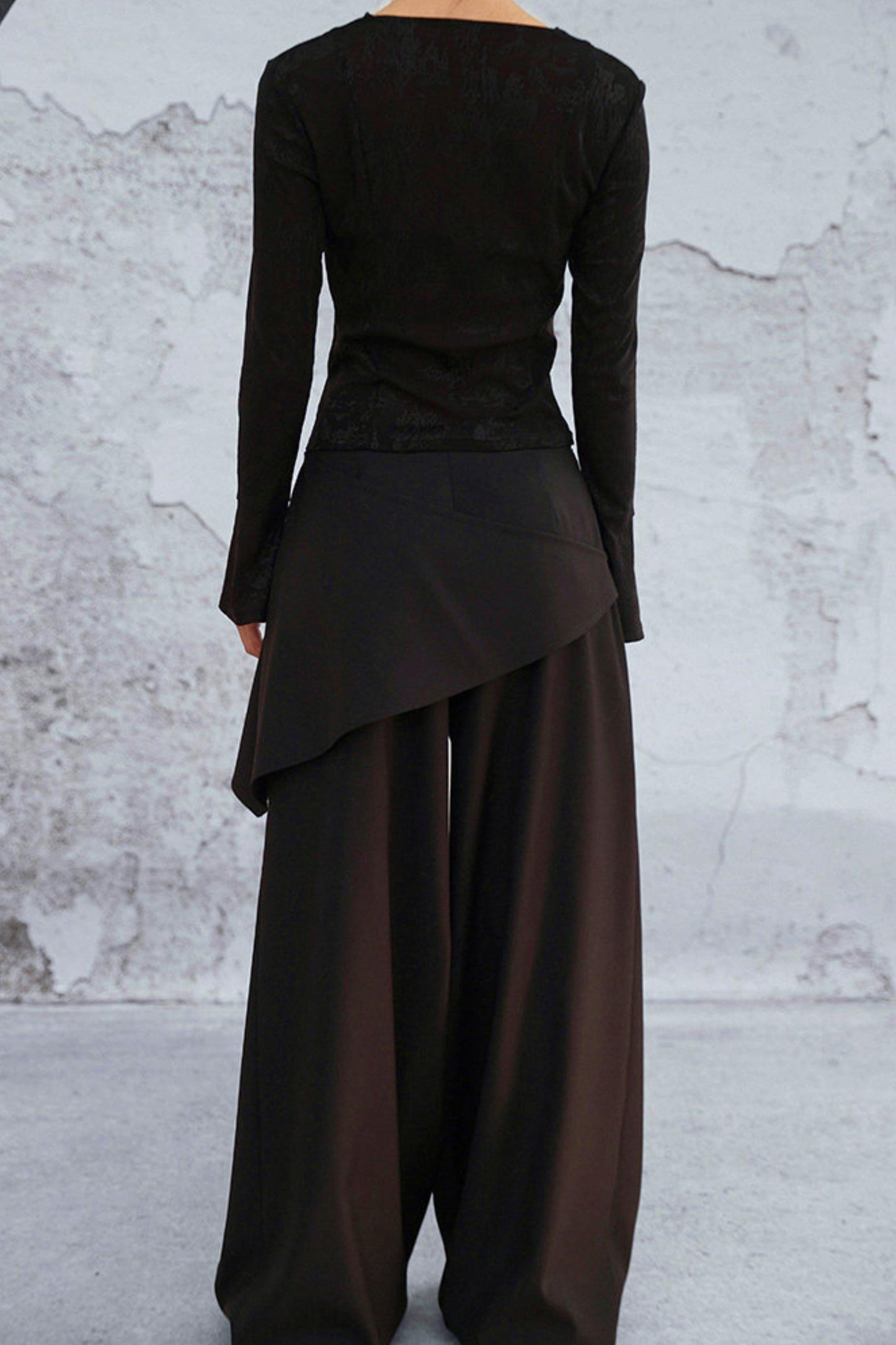 Schwarze asymmetrische Lagenhose mit dunklem Rosen-Jacquard und weitem Bein