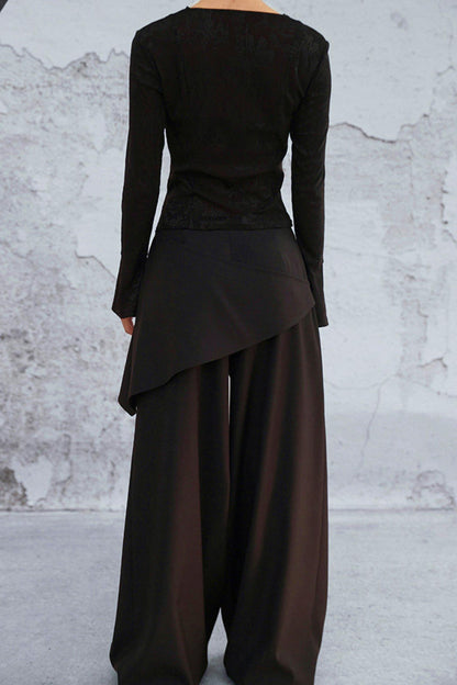 Schwarze asymmetrische Lagenhose mit dunklem Rosen-Jacquard und weitem Bein