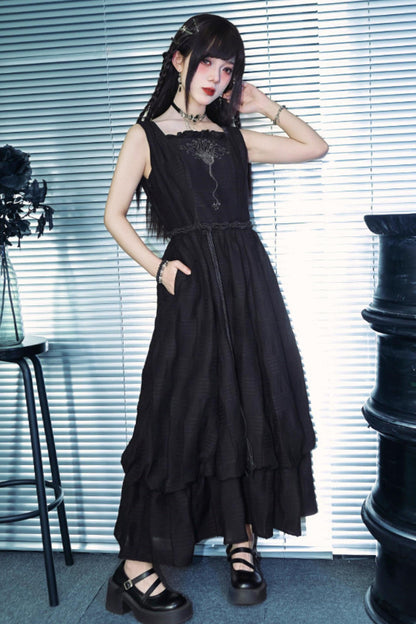 Vestido escalonado con bordado floral decadente