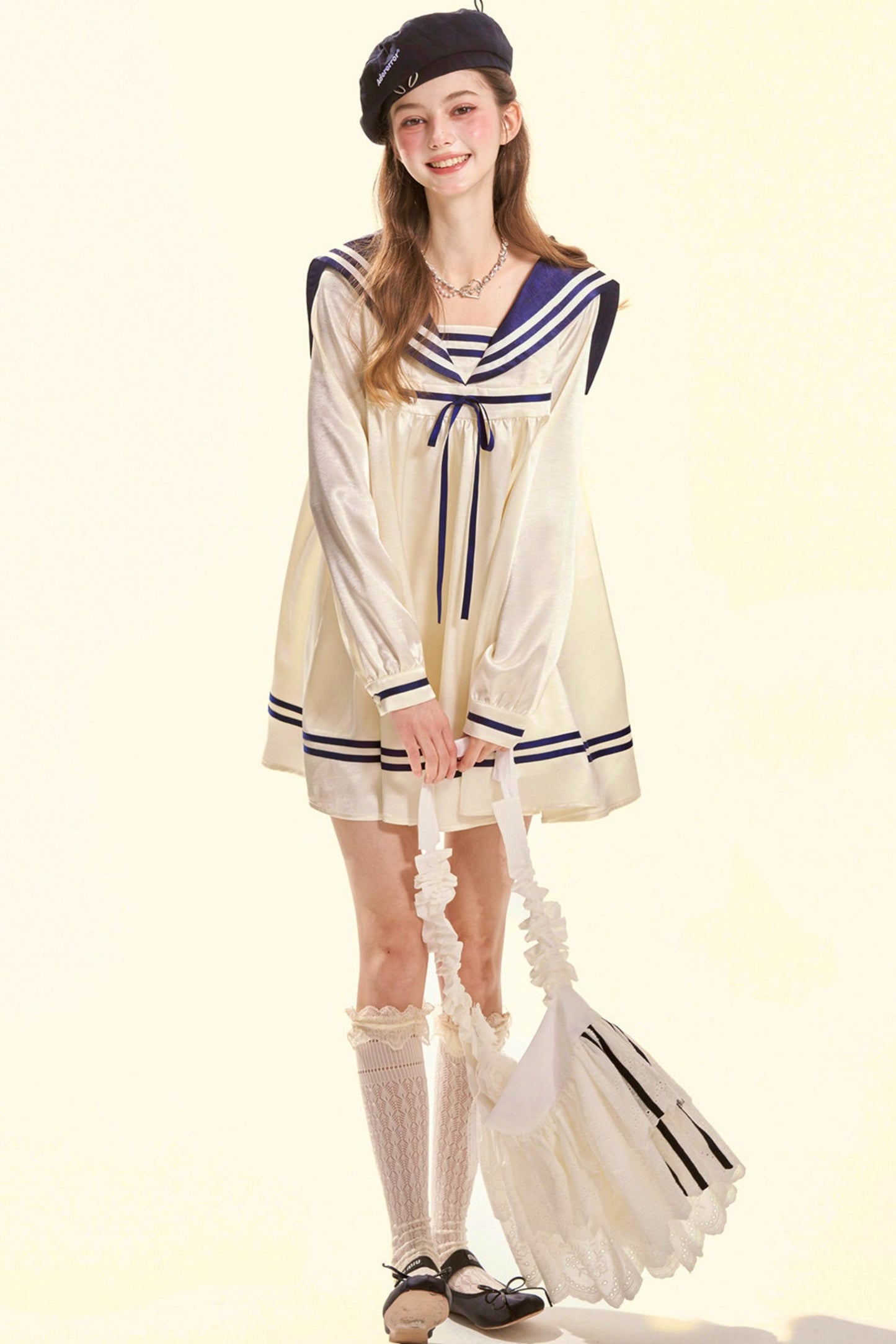 Abito babydoll da marinaio in satin dal gusto marinaro