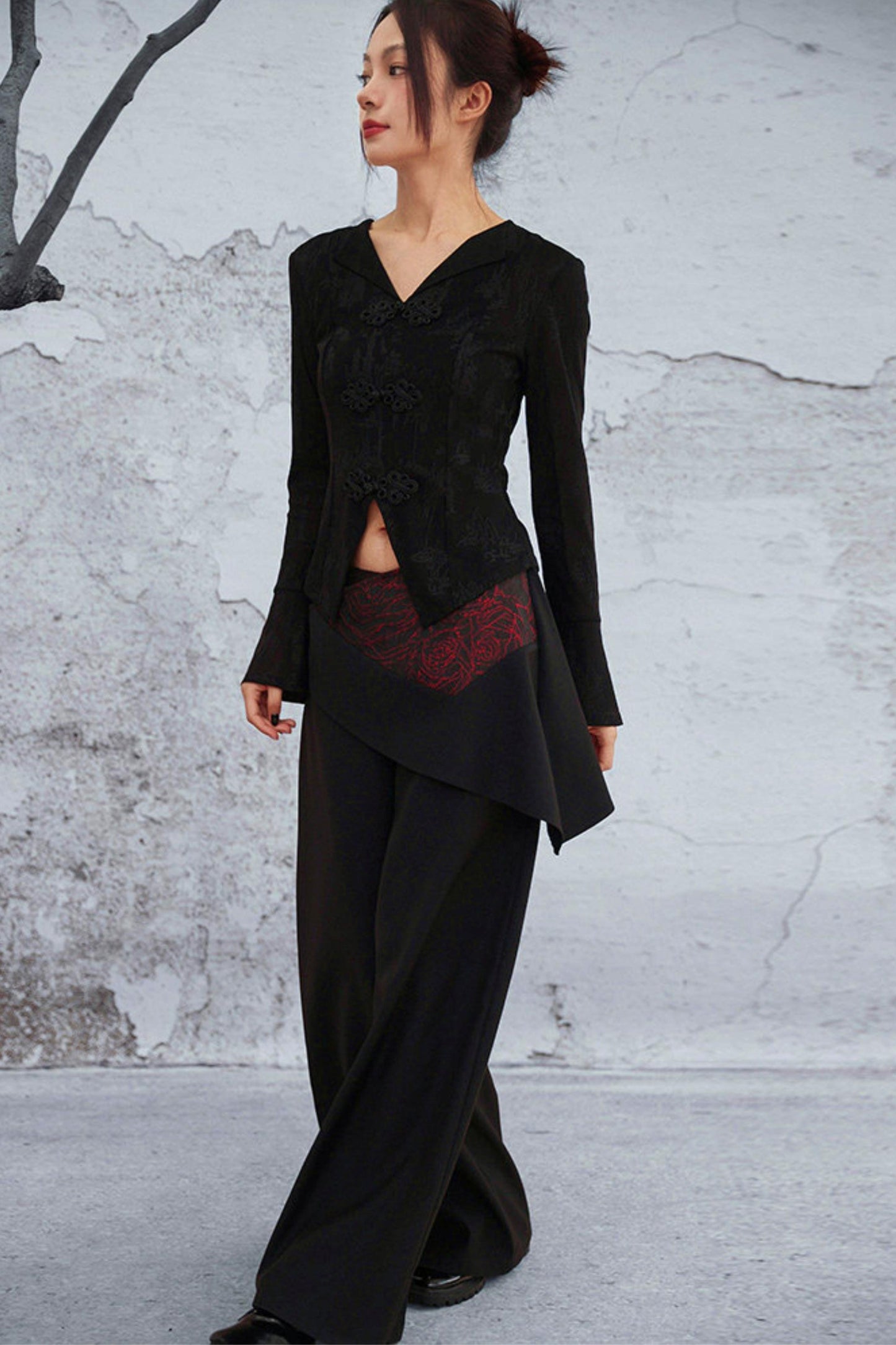 Schwarze asymmetrische Lagenhose mit dunklem Rosen-Jacquard und weitem Bein