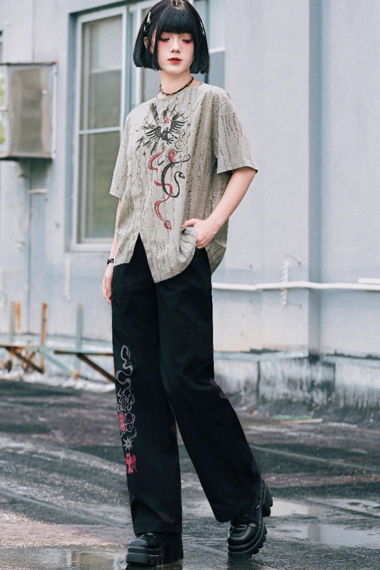 Schwarze Hose mit Schlangen- und China-Stickerei