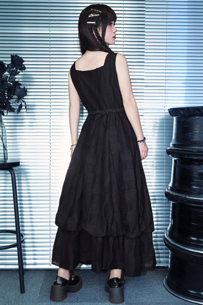 Vestido escalonado con bordado floral decadente