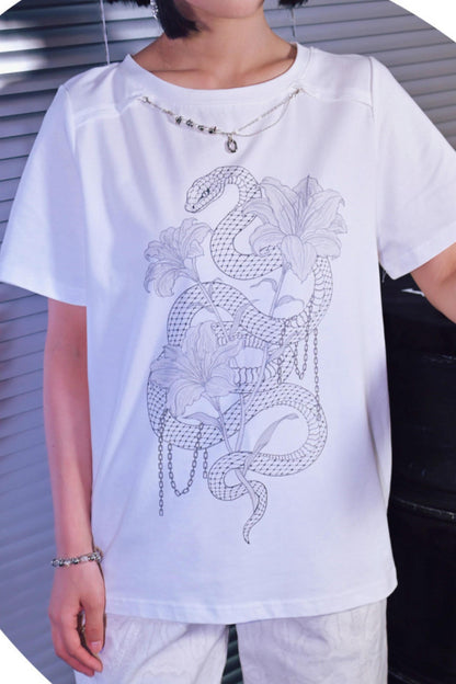 ダークスネークリリーチェーングラフィックTシャツ