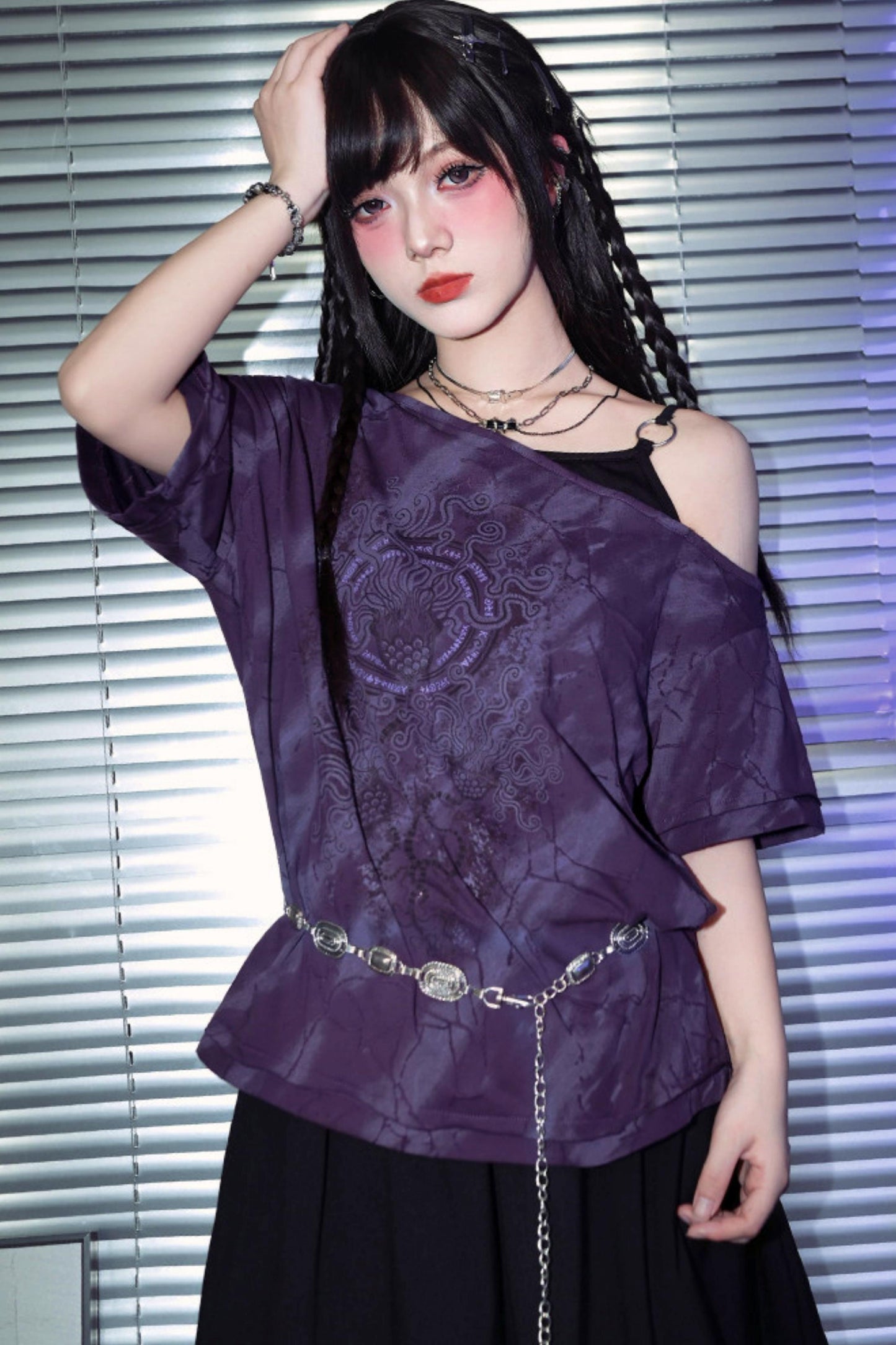Lila dunkles Ein-Schulter-T-Shirt im Dekadenz-Look