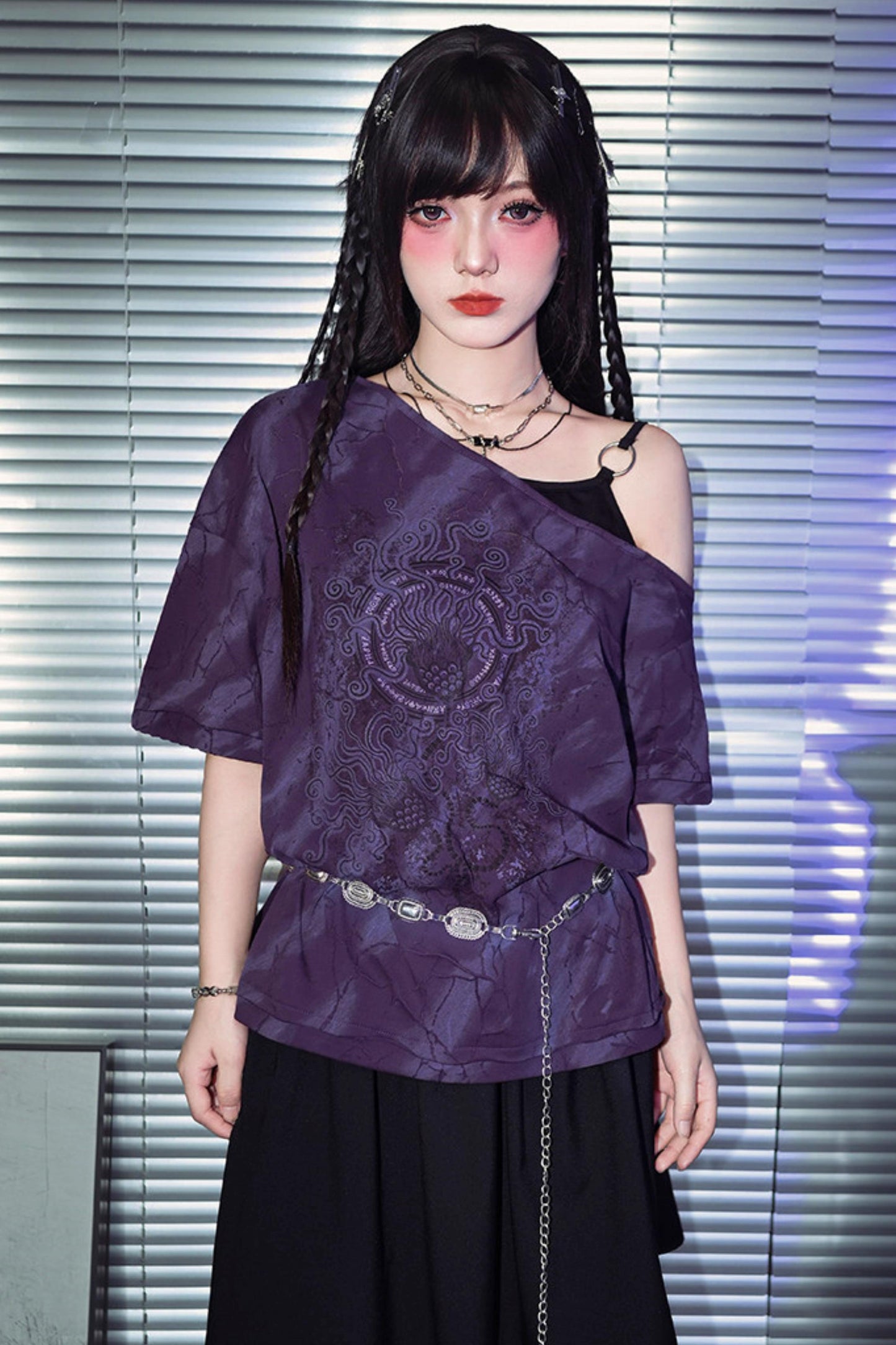 Lila dunkles Ein-Schulter-T-Shirt im Dekadenz-Look